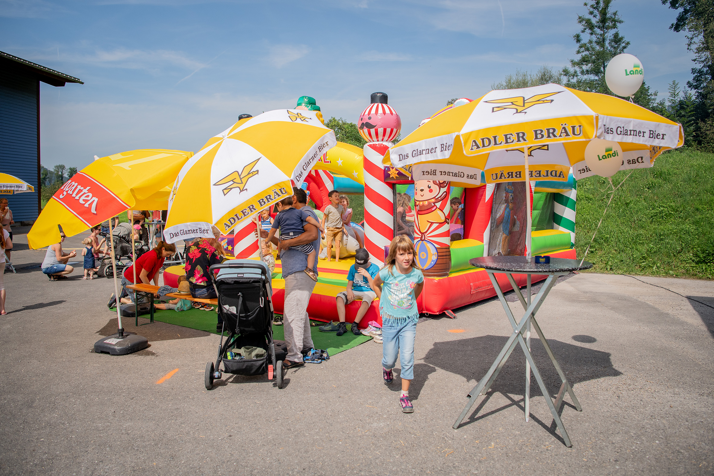 LANDI-Linth-Foto-Hüpfburg.jpg