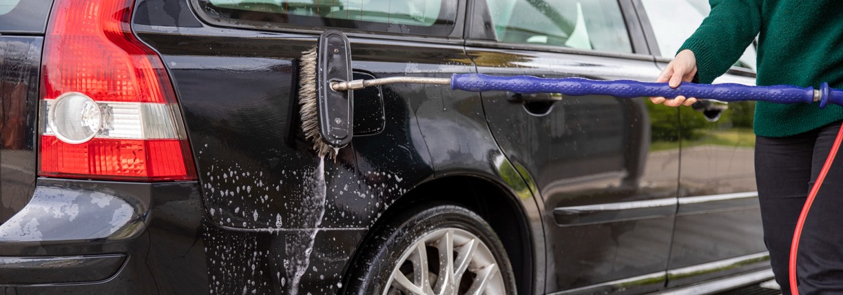 AGROLA, Waschanlage, SelfWash, Kundin wäscht Auto