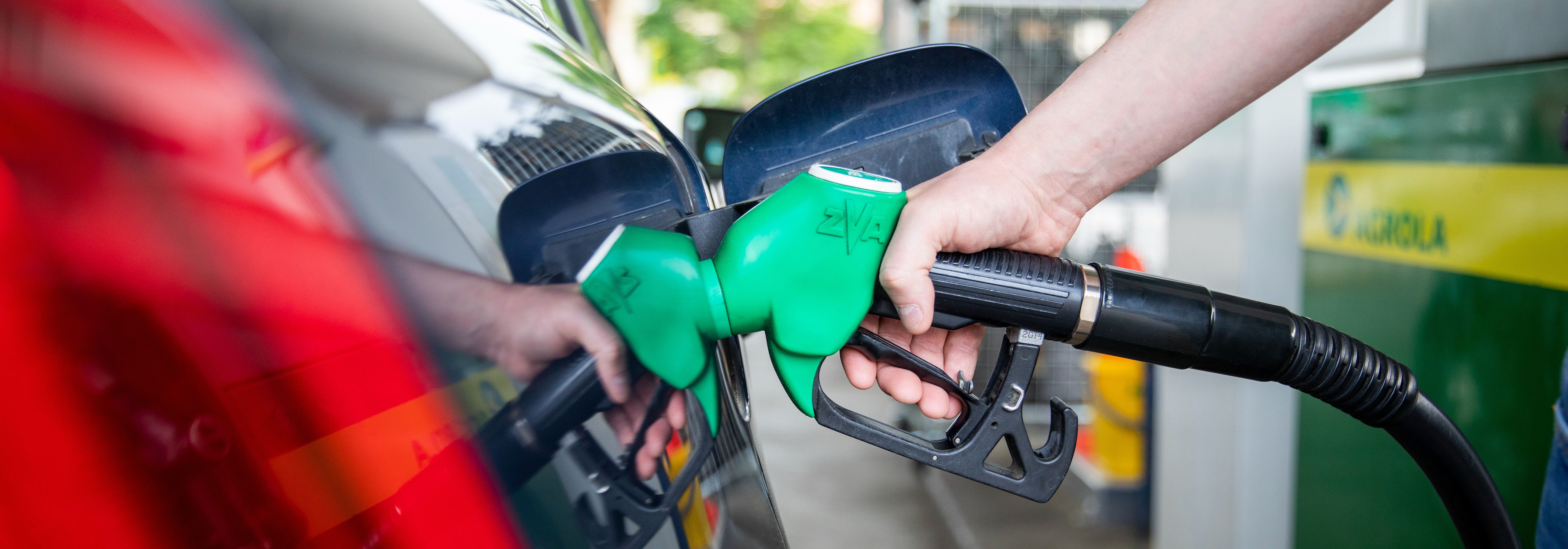 Hero, Energie, Tankstellen, Close-up Person beim Tanken