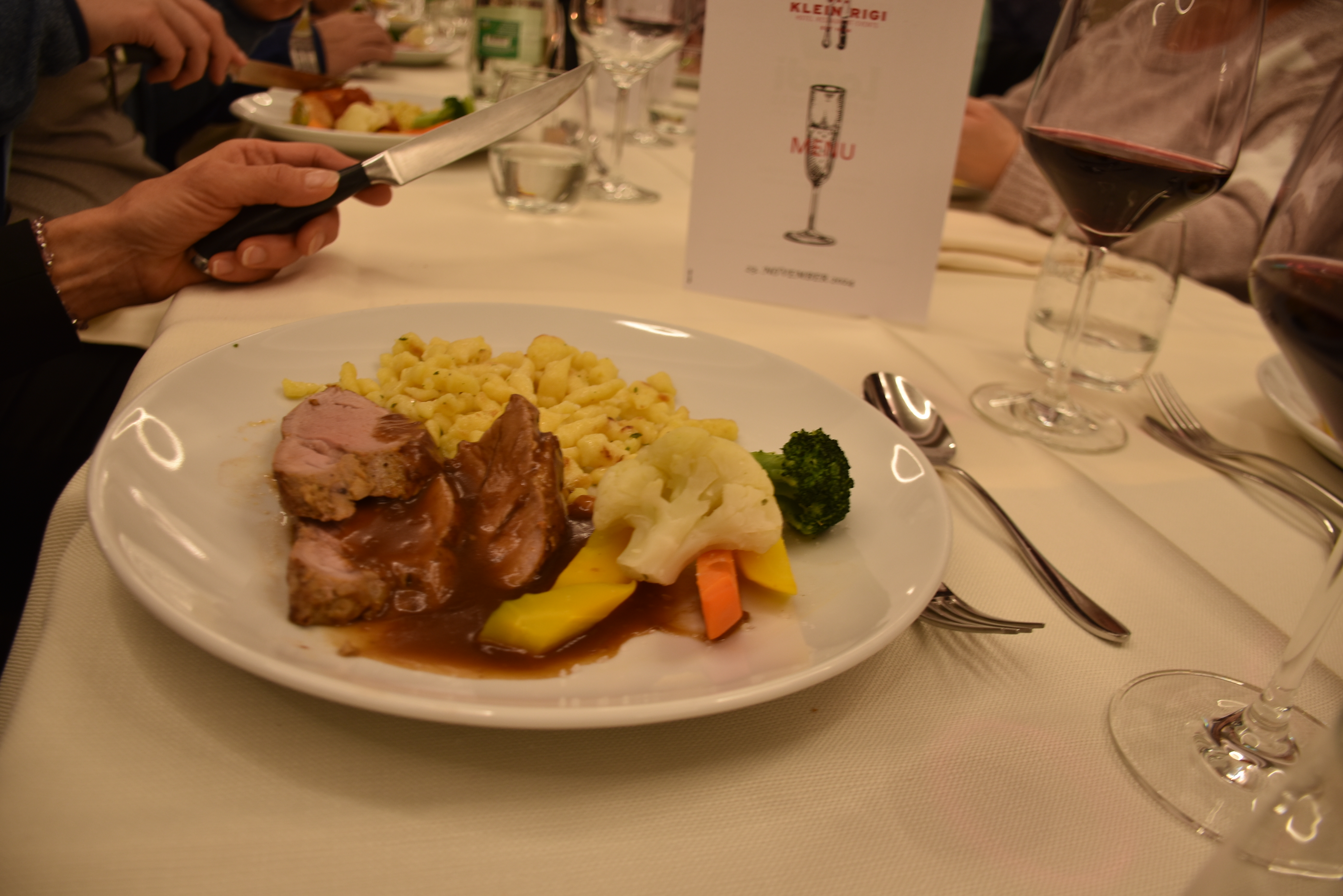 Schweinsfilet am Stück gebraten mit Spätzli und Gemüse