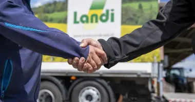 Agrar, Clos-up Händeschütteln vor LANDI Lastwagen