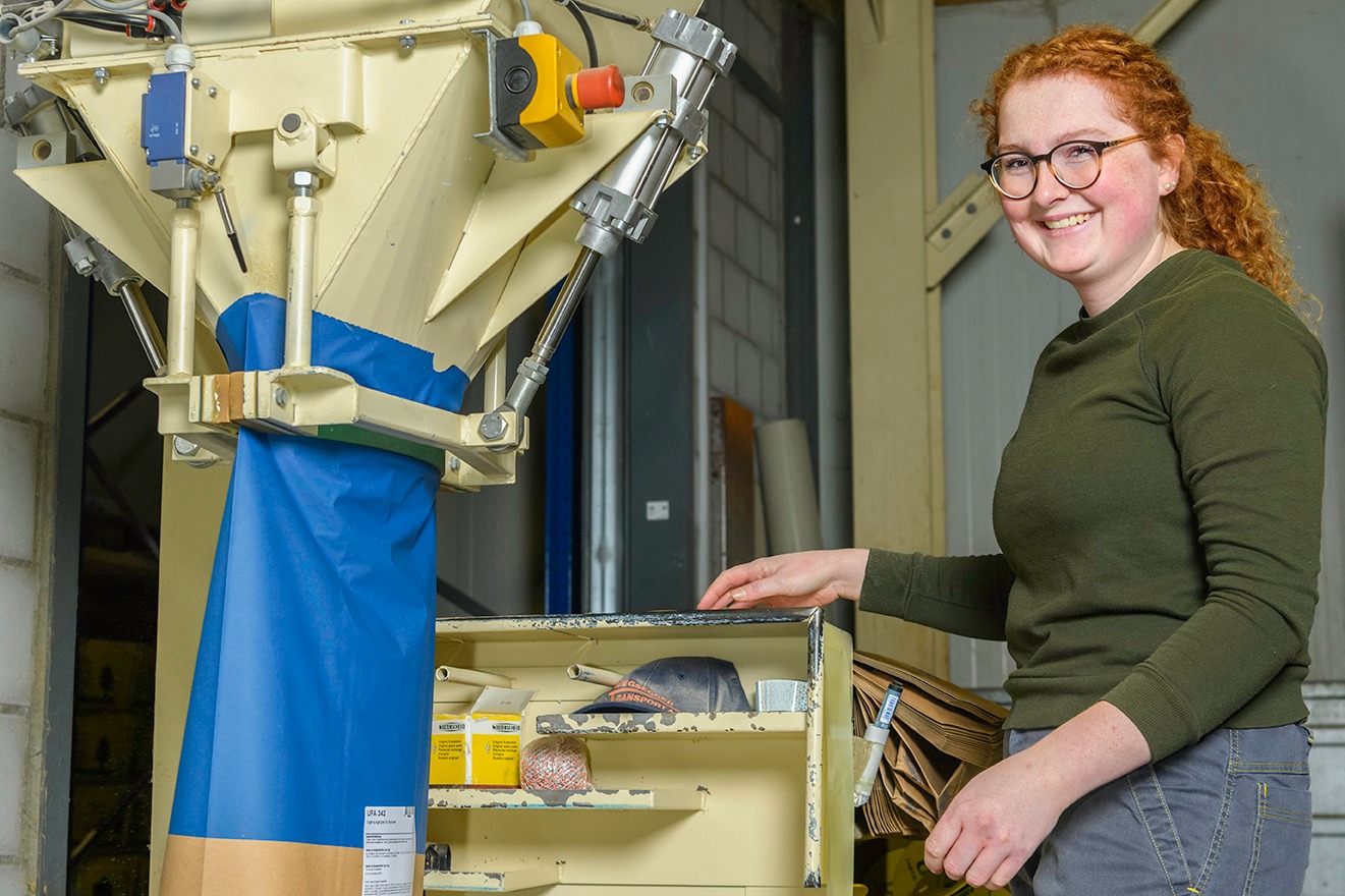 Bild - Müllerin sackt Futter ab - Bildergalerie Mischfutterproduktion Landi Thun