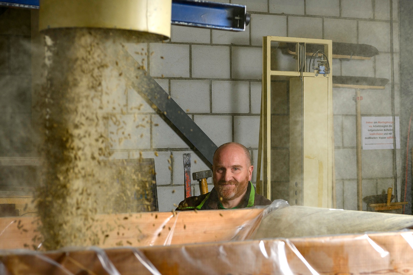 Bild - Müller füllt Futter in PX - Bildergalerie Mischfutterproduktion Landi Thun