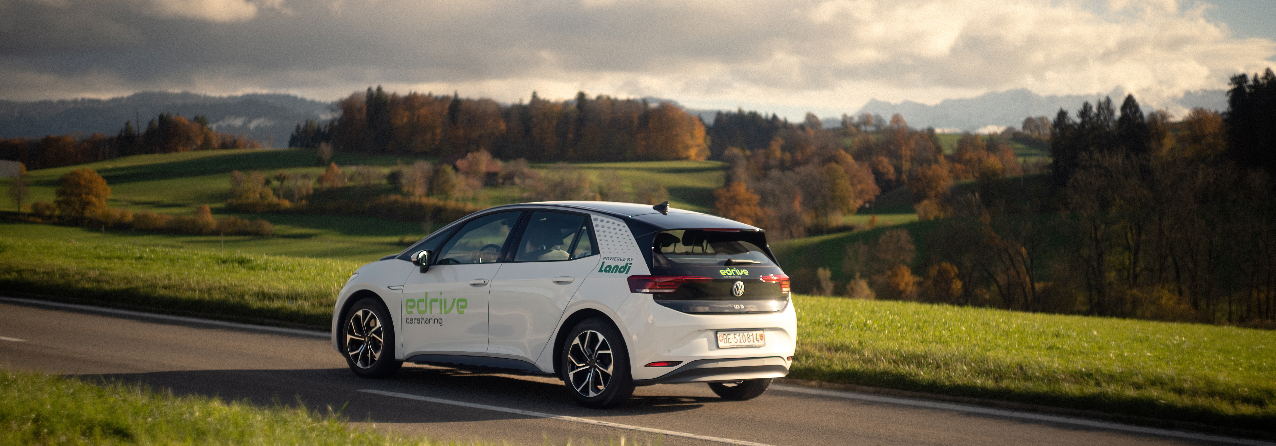 Energie edrive carsharing, Auto auf Landstrasse