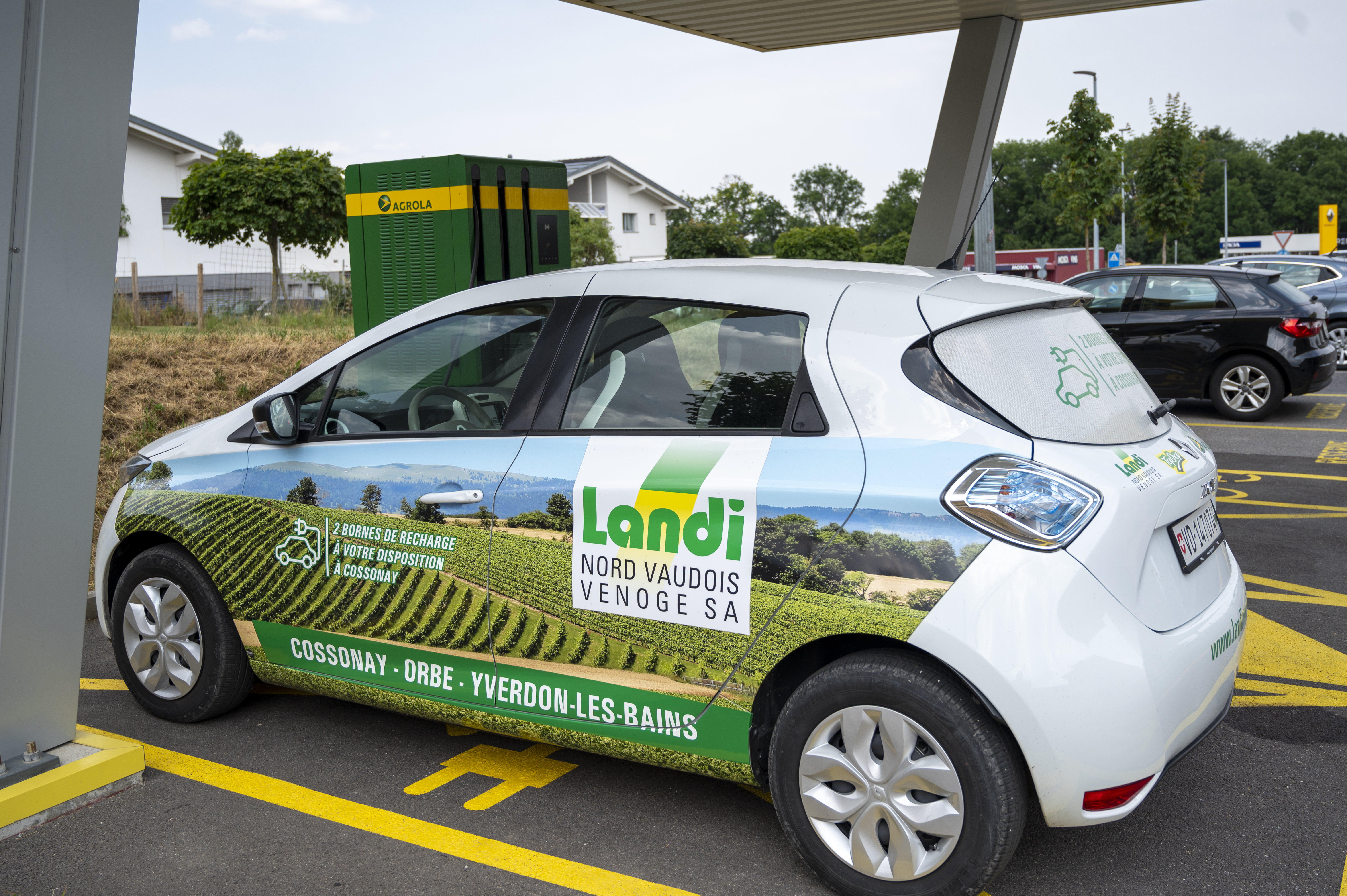 Borne de recharge avec Zoé 4.jpg