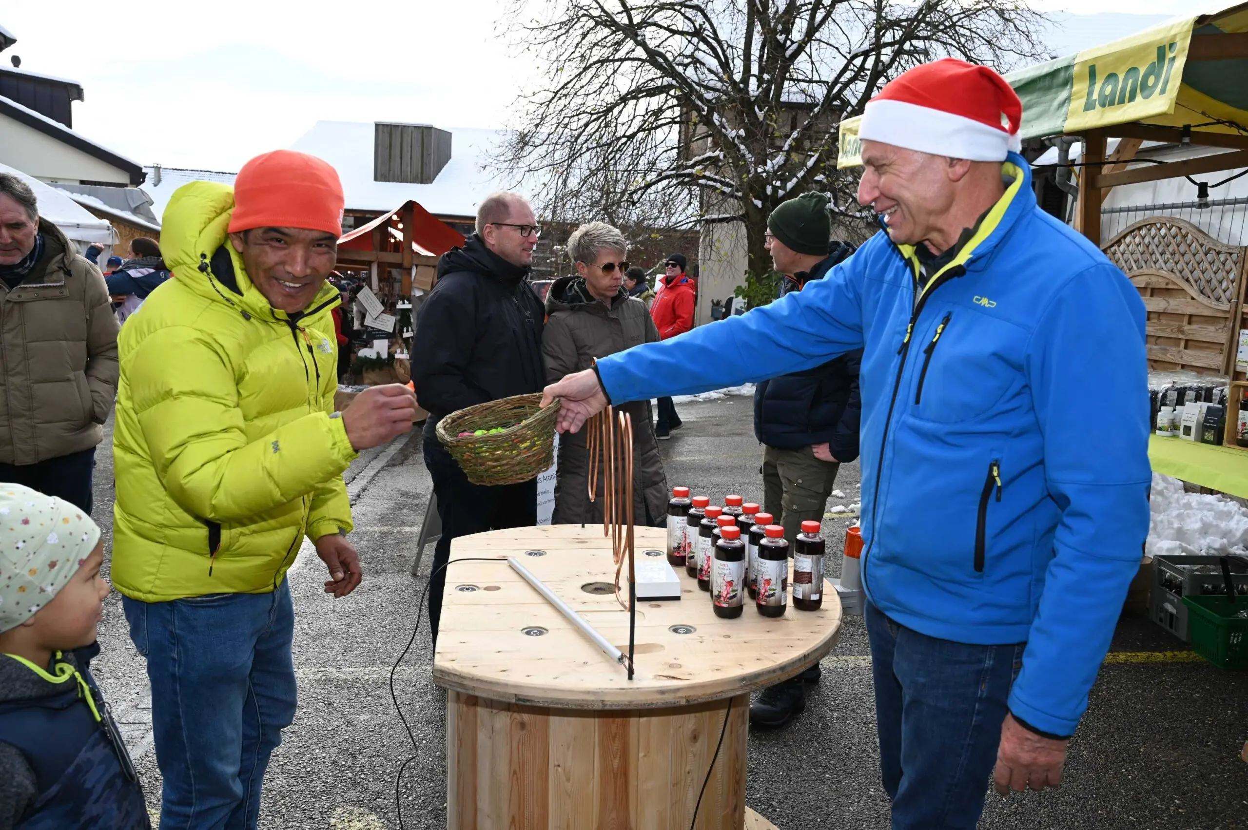 Bild vom Chlausmarkt 2024_Ruedi Grunder am heissen Draht