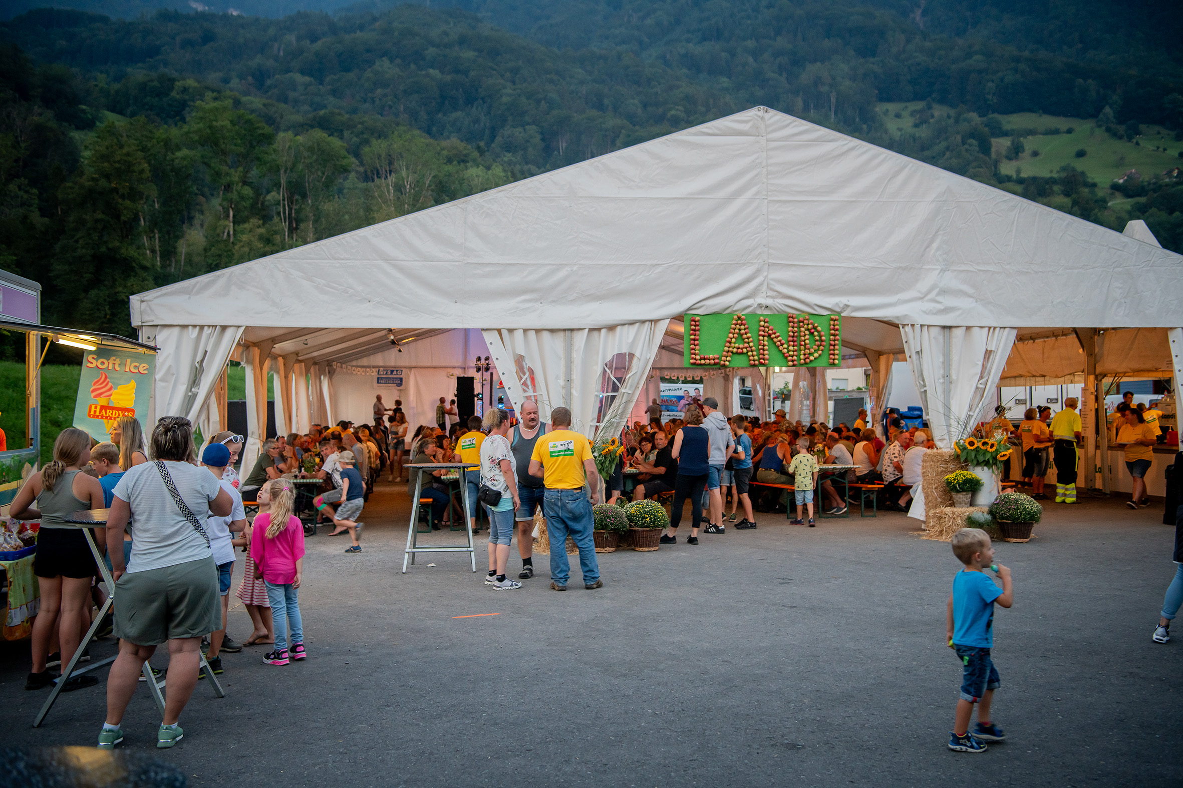 LANDI-Linth-Foto-Festzelt-Abendstimmung-3.jpg