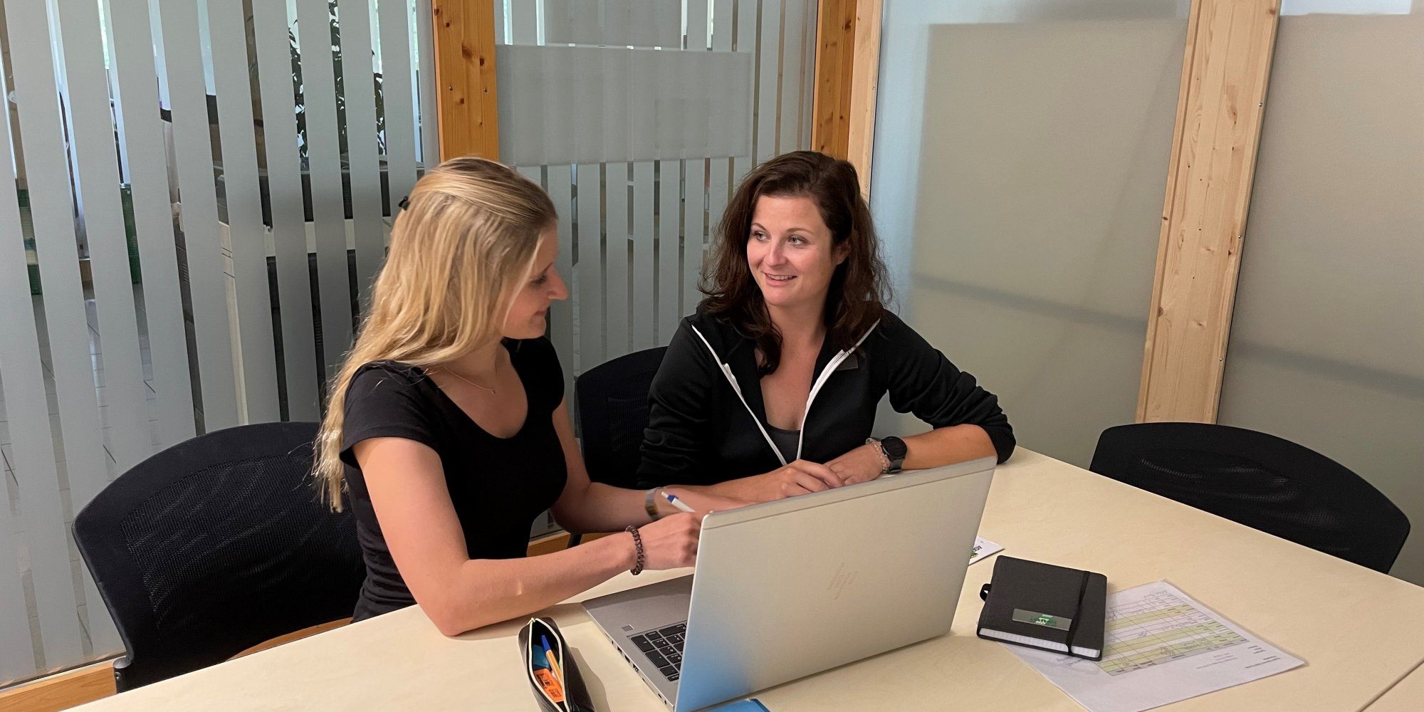 fenaco Führungstrainee, 2 Führungstrainee im Gespräch