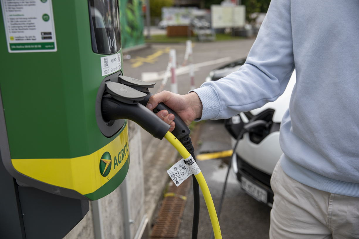 AGROLA, Tankstelle, E-Ladestation, Close-up Zapfsäule