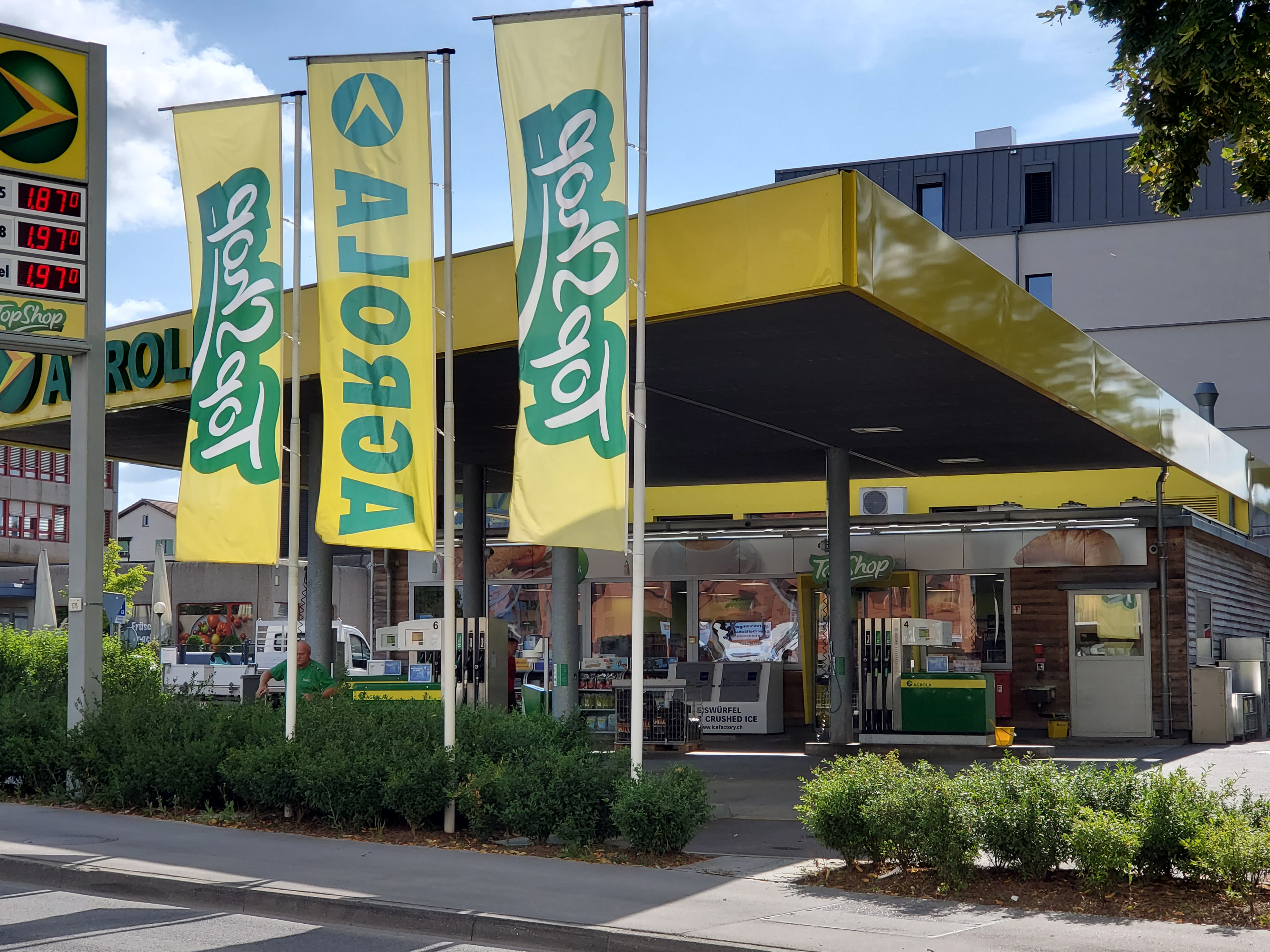 ganzer Shop mit Sonne.jpg