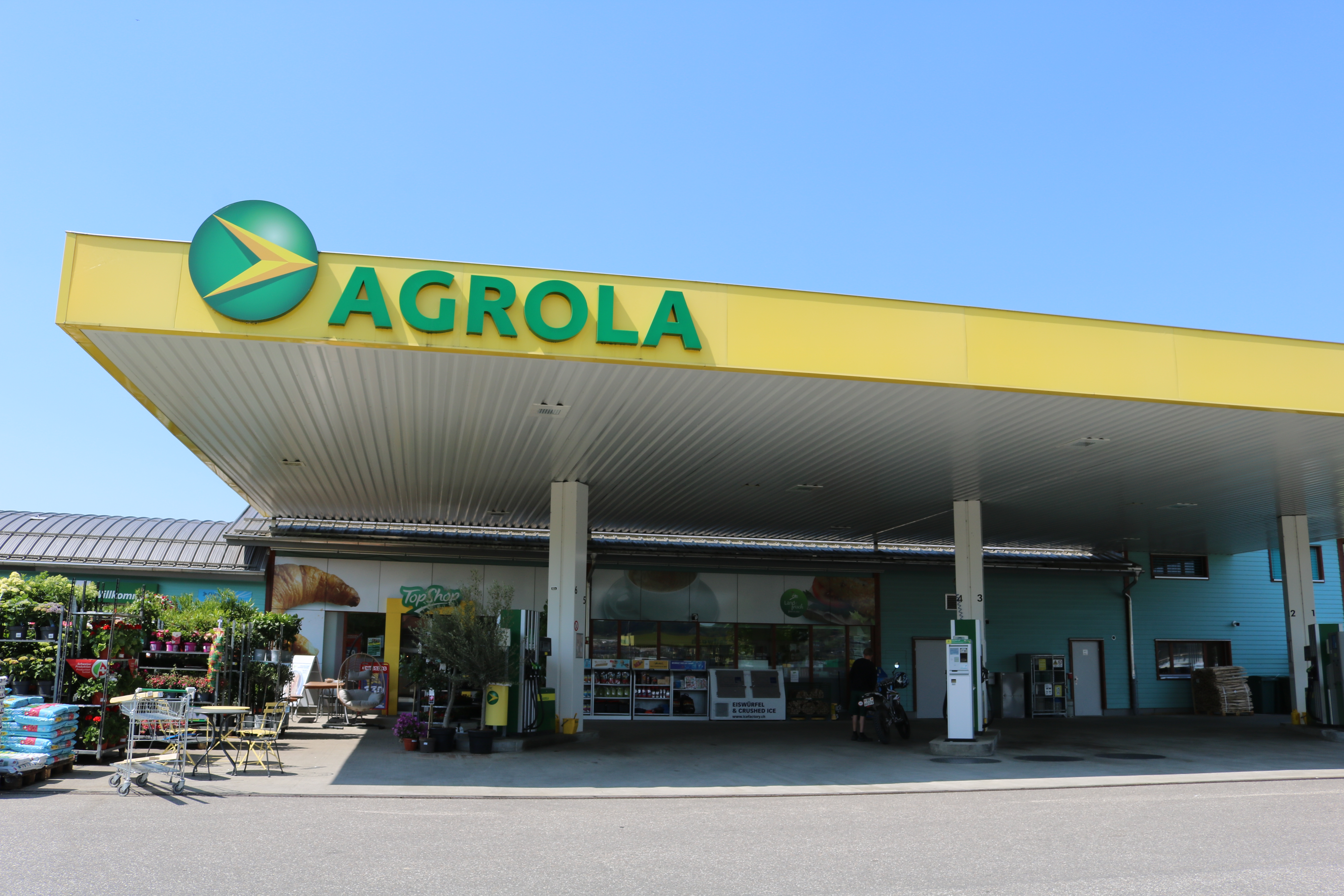 Shop & TS Schwarzenbach.JPG