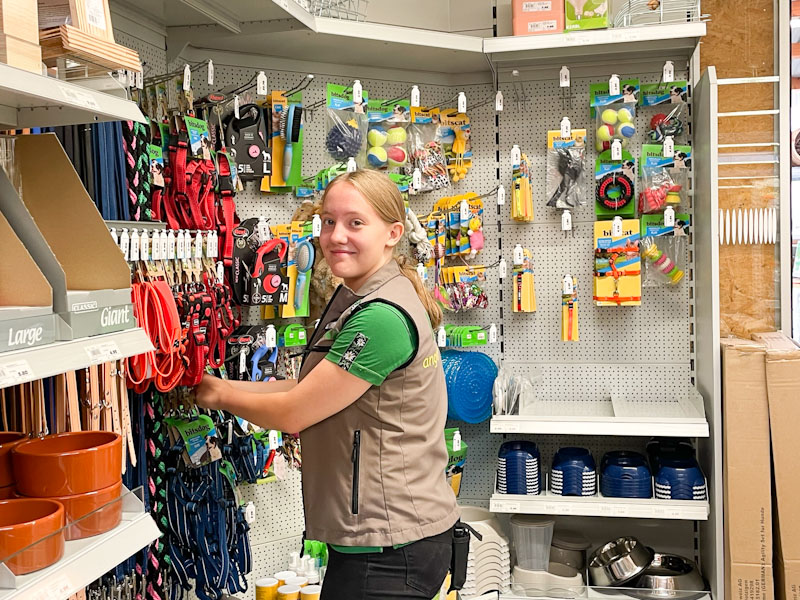 LANDI Laden, Lernende Elena Althaus beim Regaleinräumen