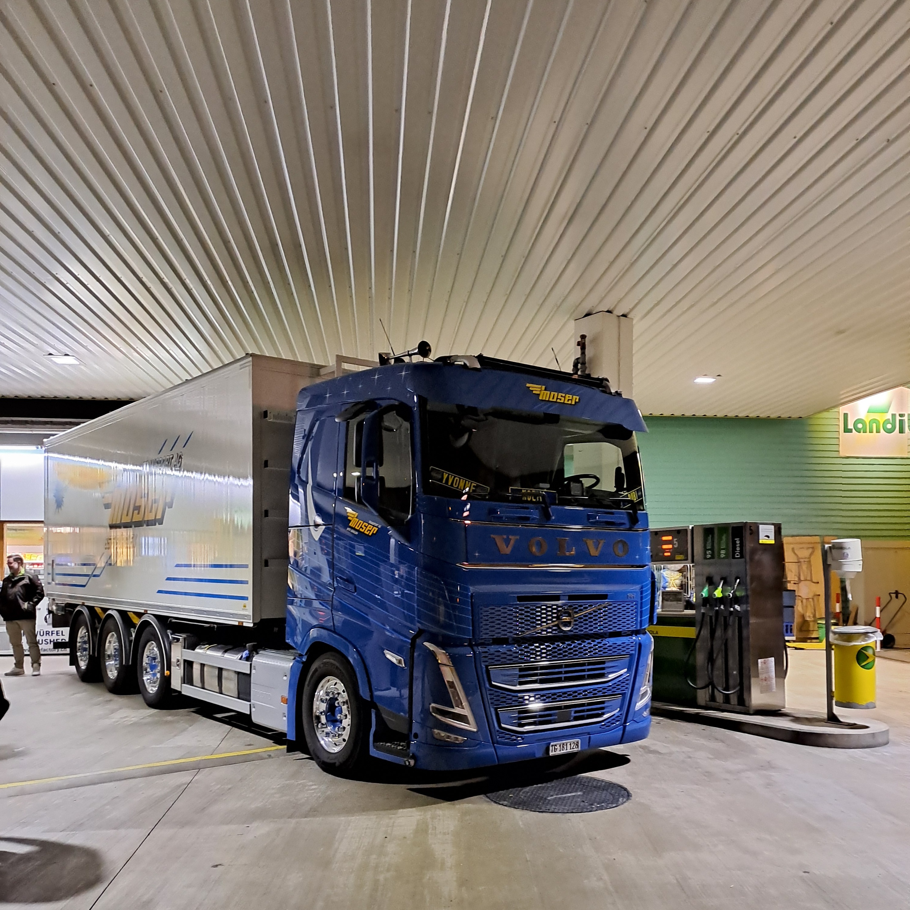 News Bilder Eröffnungsfeier HVO Tankstelle LKW
