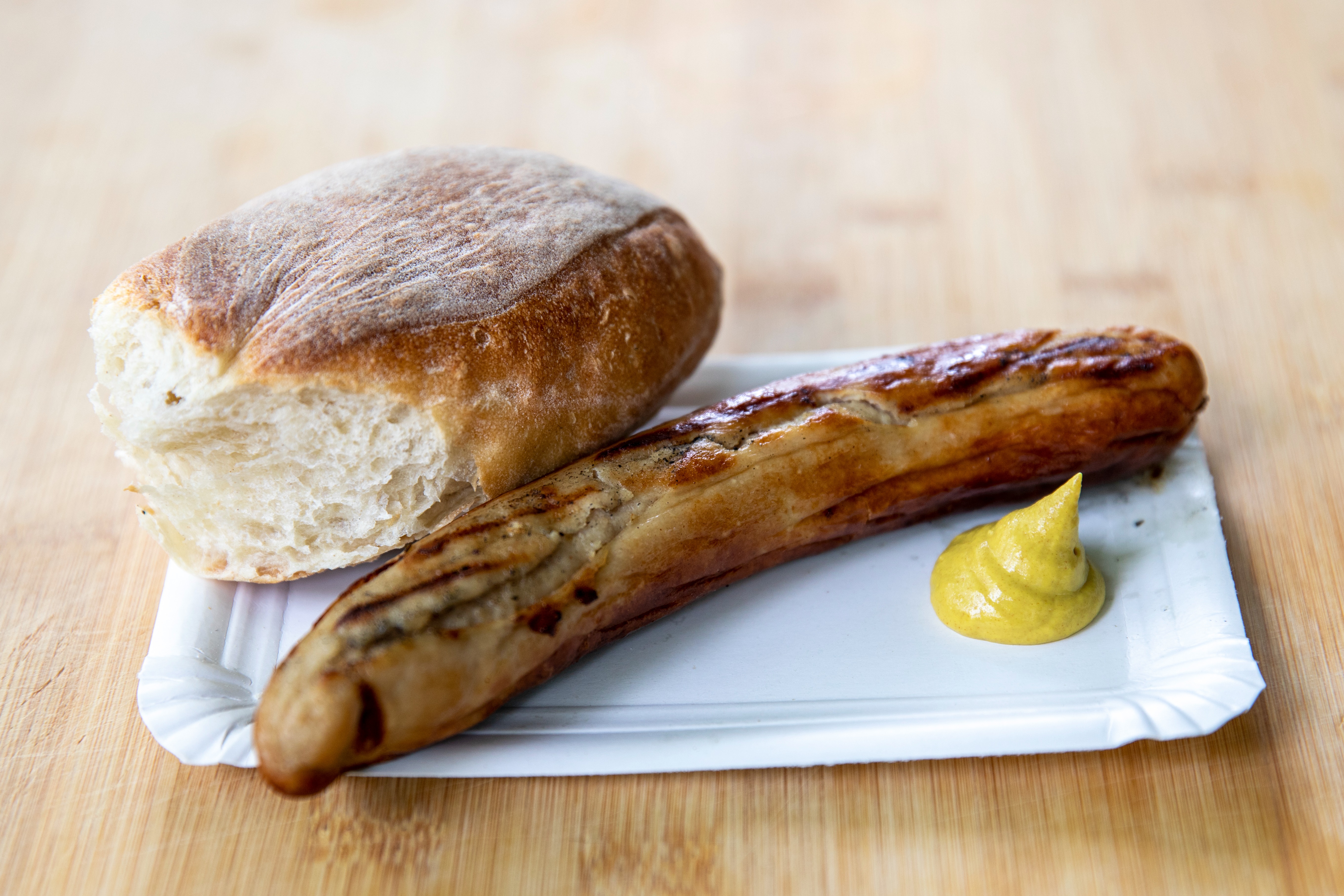 Service, Bratwurst mit Senf und Brot auf Kartonteller