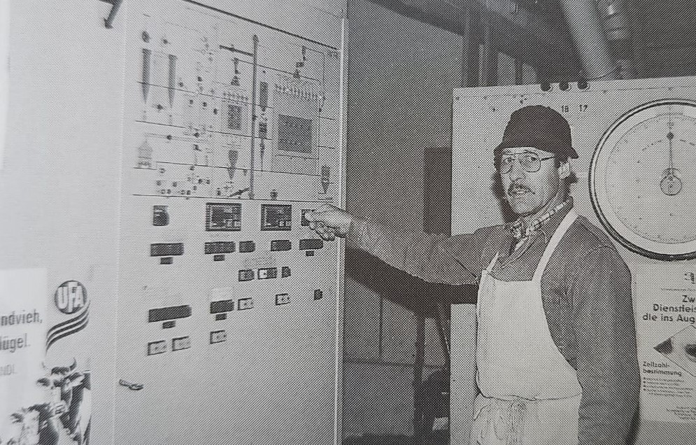 Lagerhauschef am Steuerschrank 1971