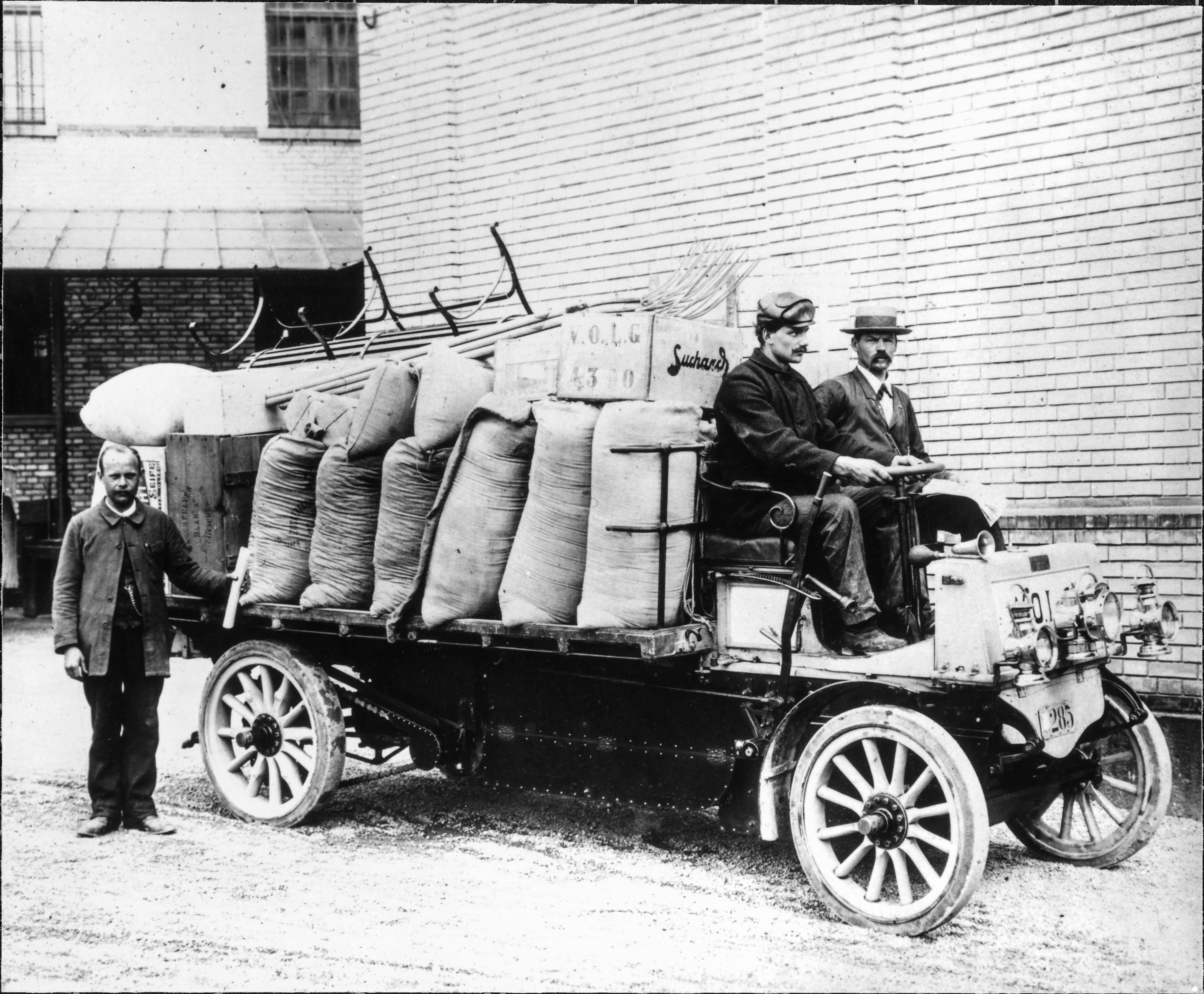 100 kg schwere Weizensäcke werden ausgeliefert