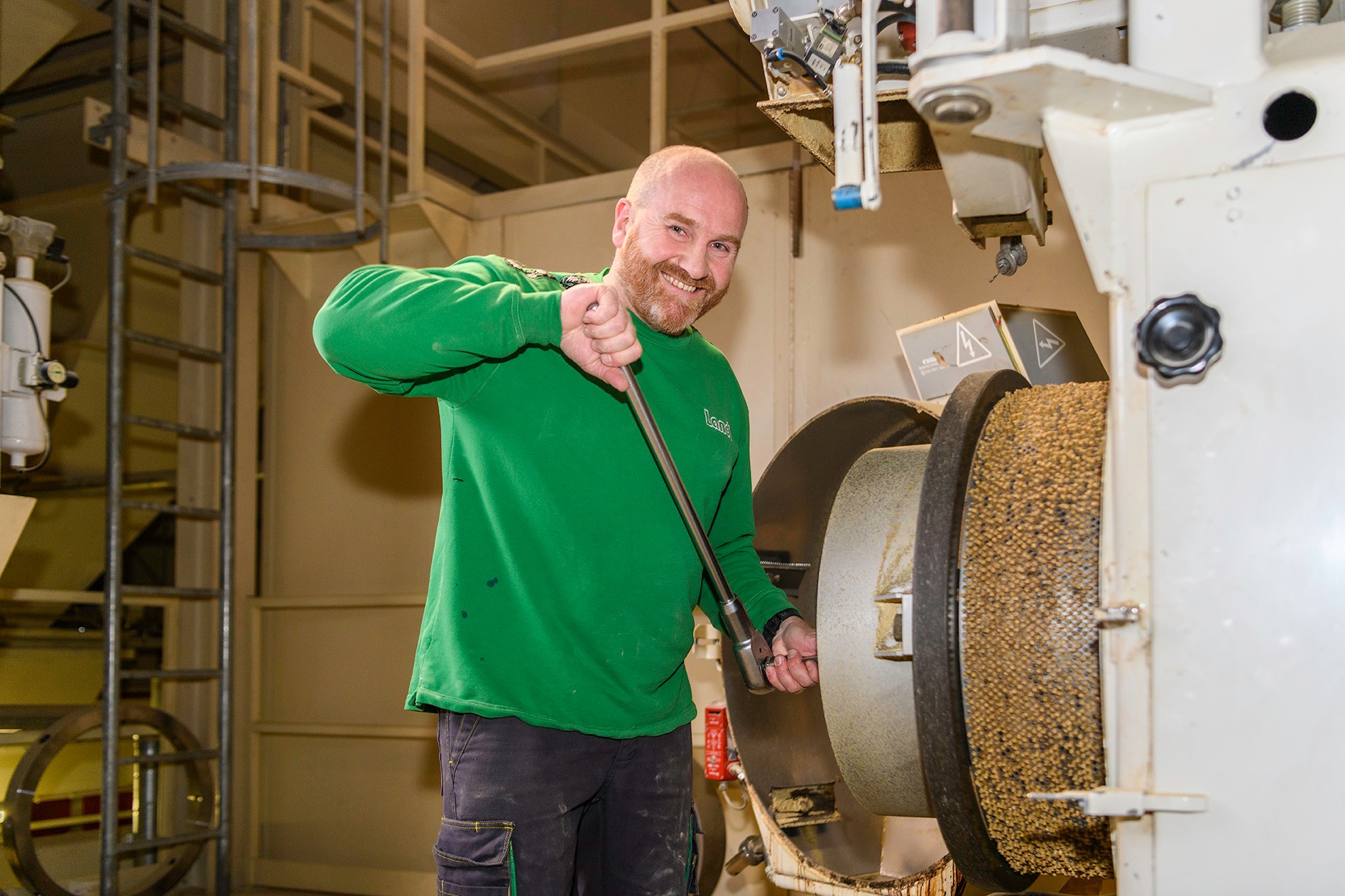 Bild - Müller mit Würfelpresse - Bildergalerie Mischfutterproduktion Landi Thun