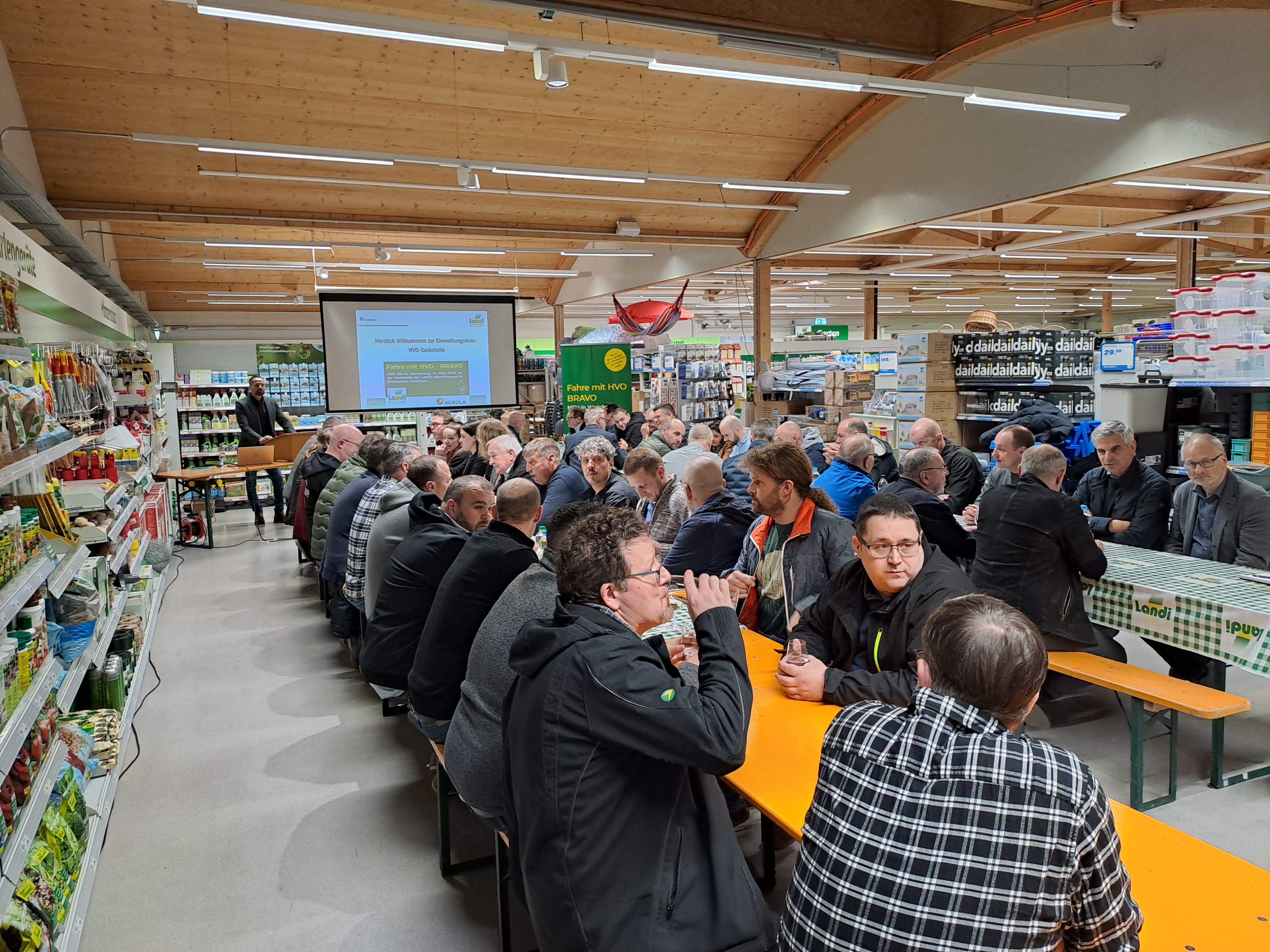 Eröffnungsfeier HVO-Tankstelle Gäste sitzend