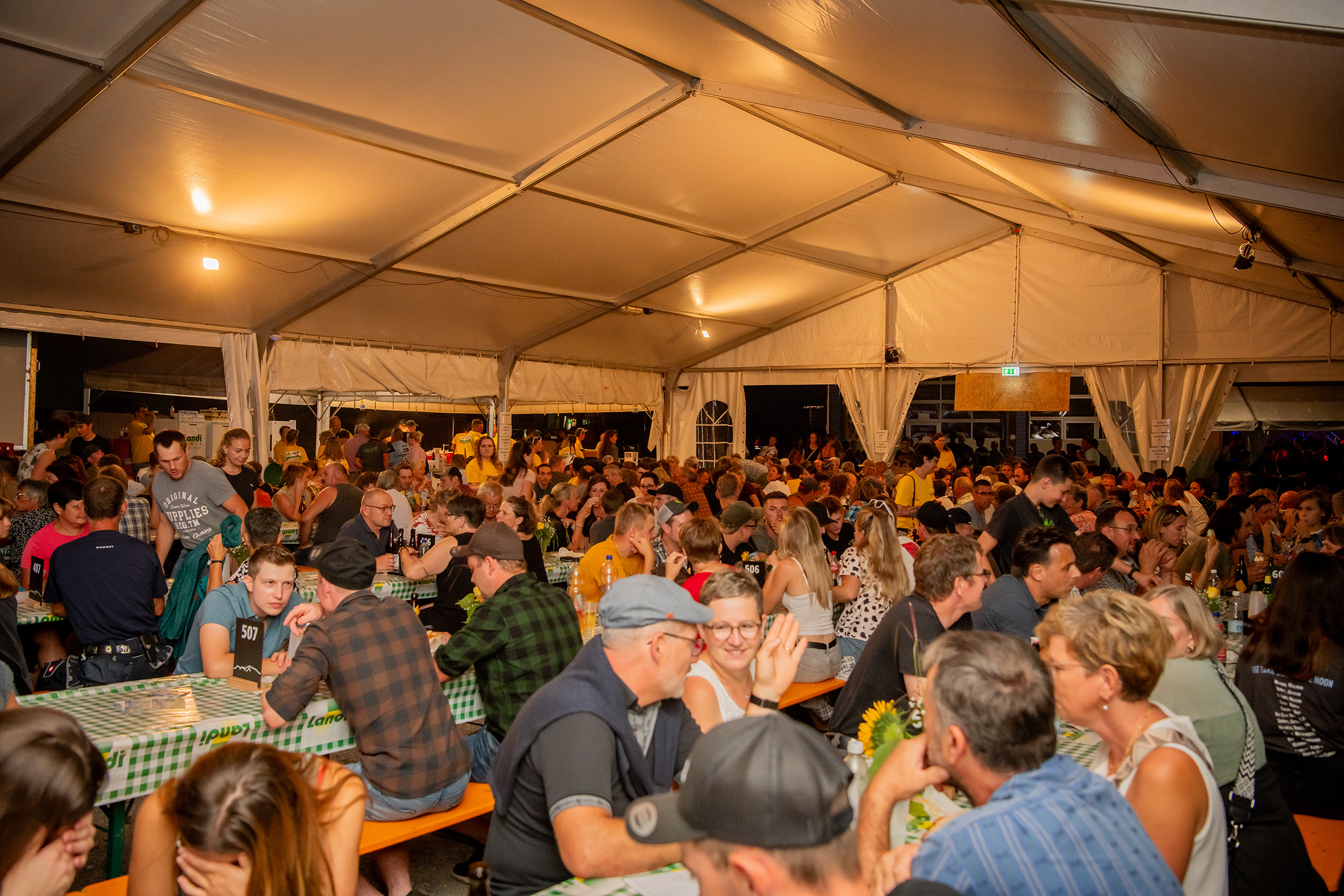 LANDI-Linth-Foto-Festzelt-Abendstimmung-6.jpg