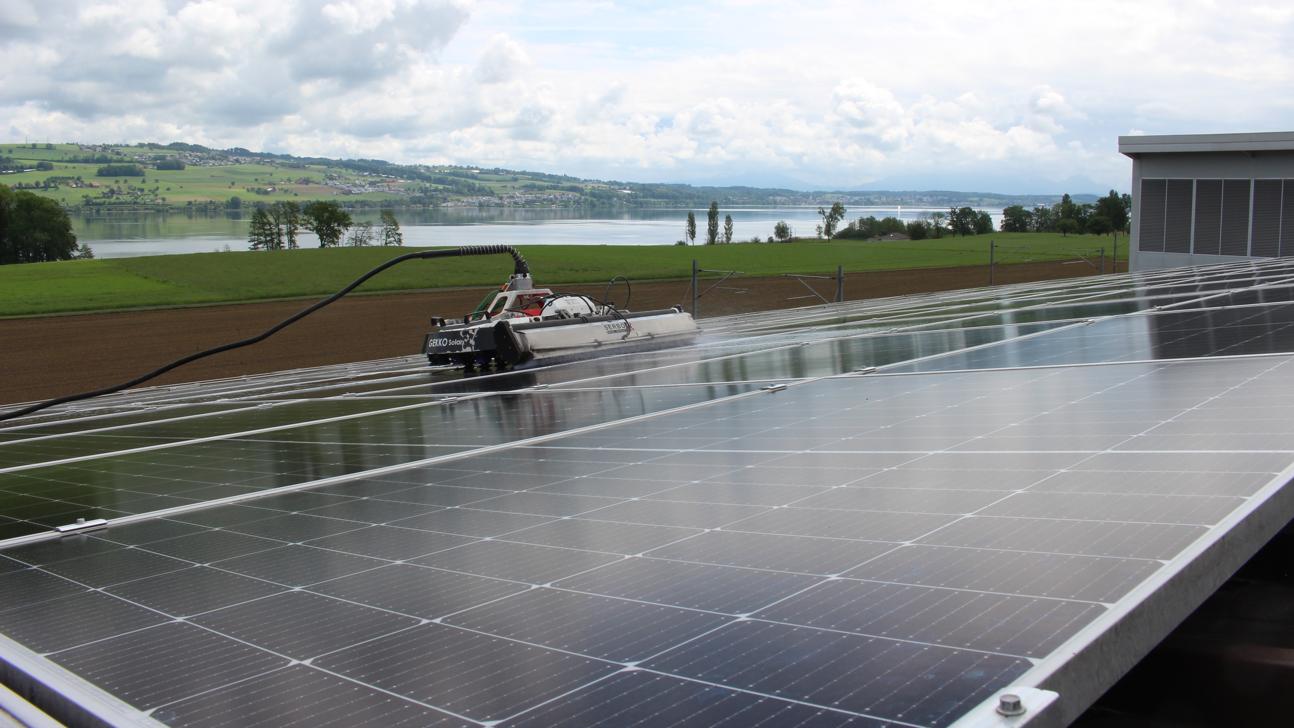 LANDI Sursee AGROLA Solaranlagereinigung