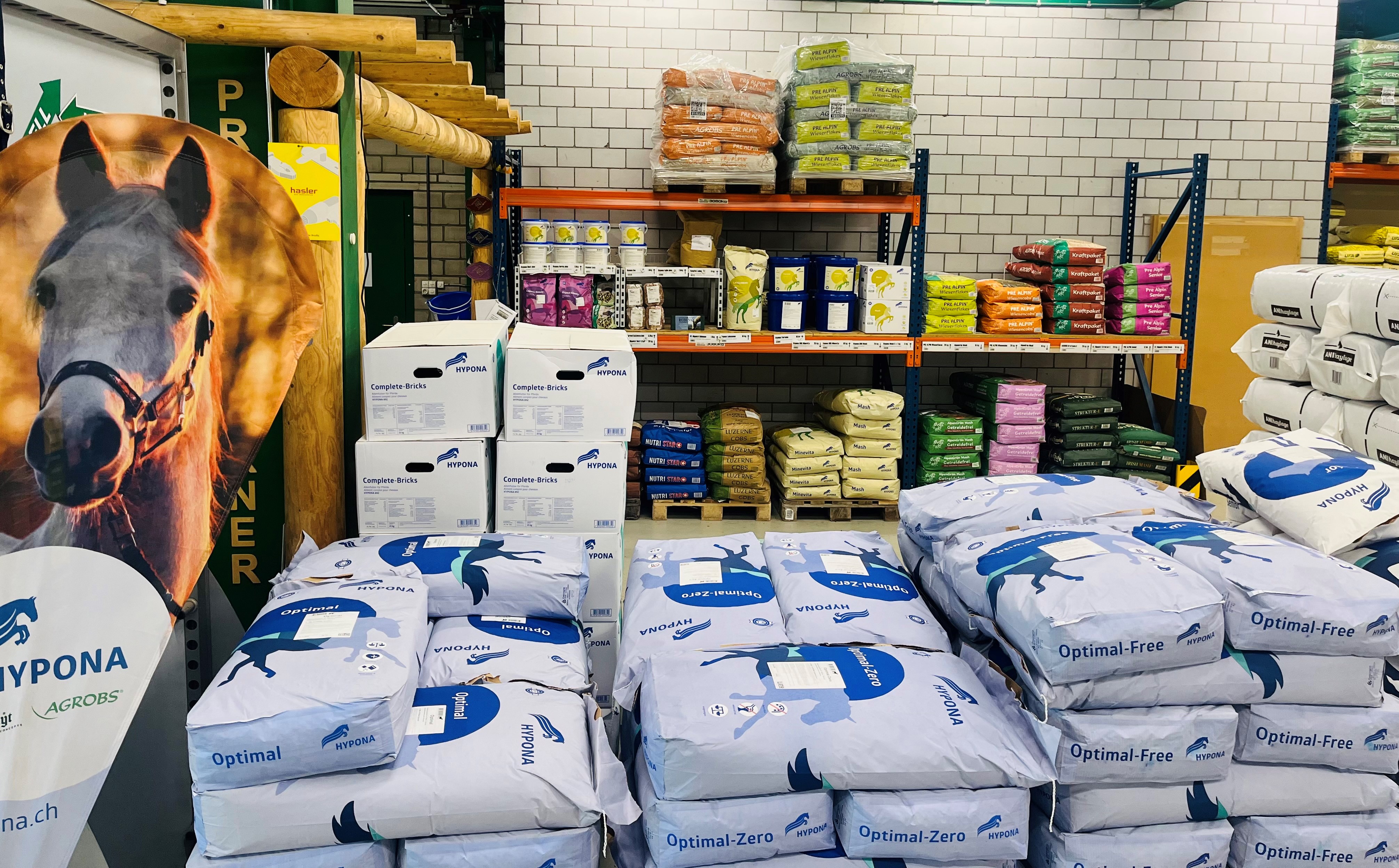 Futter und Einstreu für Pferde