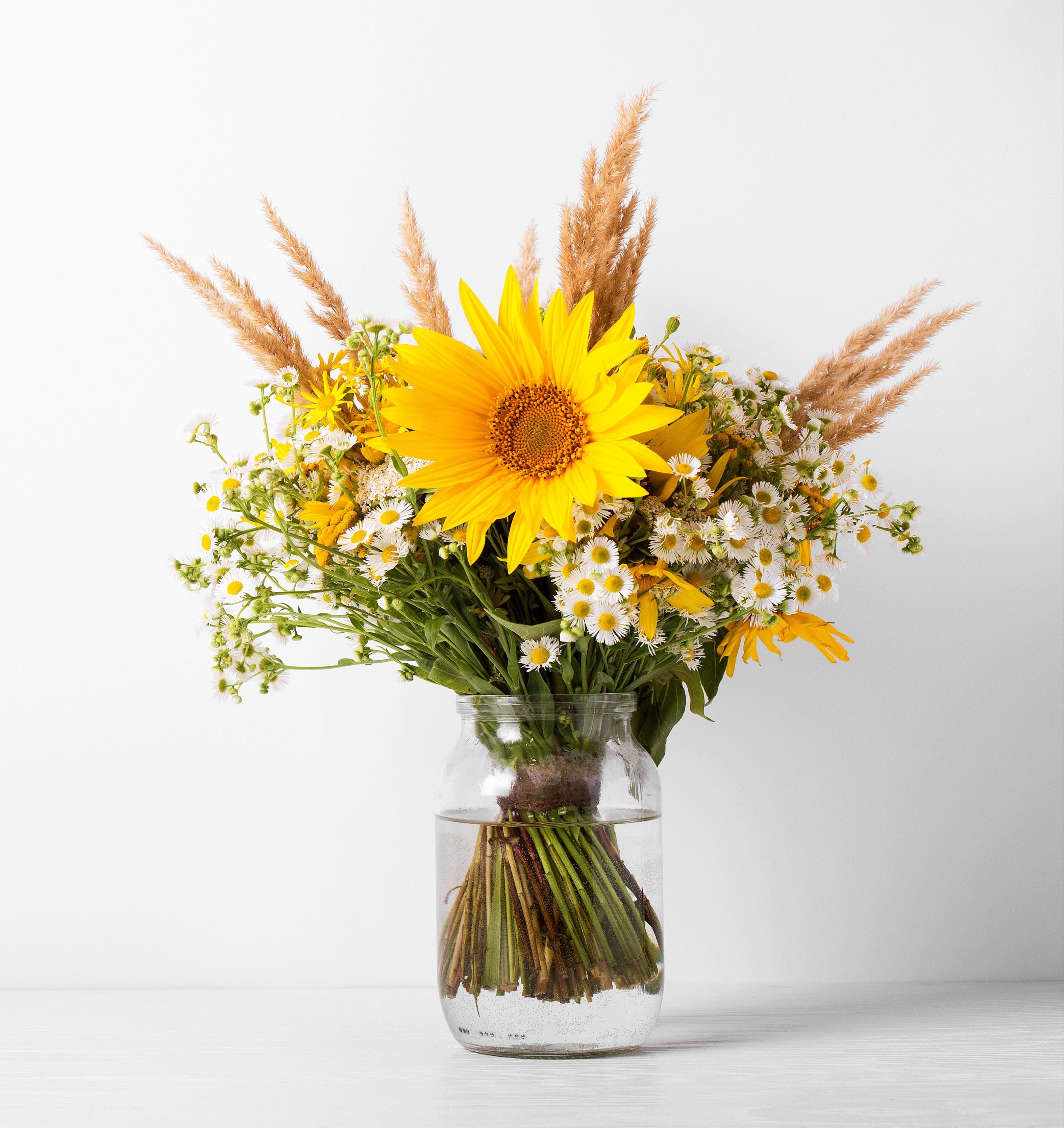 LAVEBA-frischer-Blumenstrauss-in-Glasvase