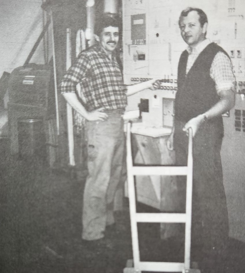 B. Schori und Ch. Rohrer vor dem Schaltpult der Mühle 1982 