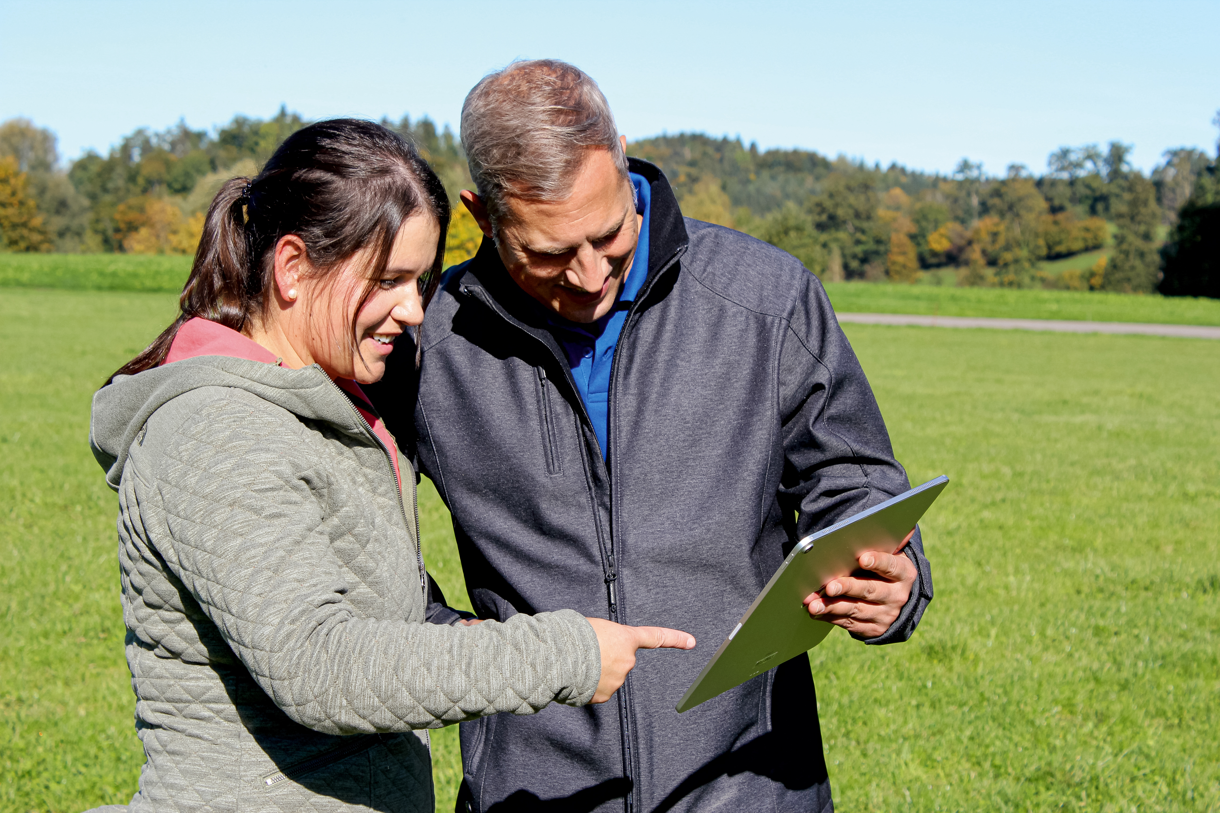 barto Frau und Mann mit Tablet