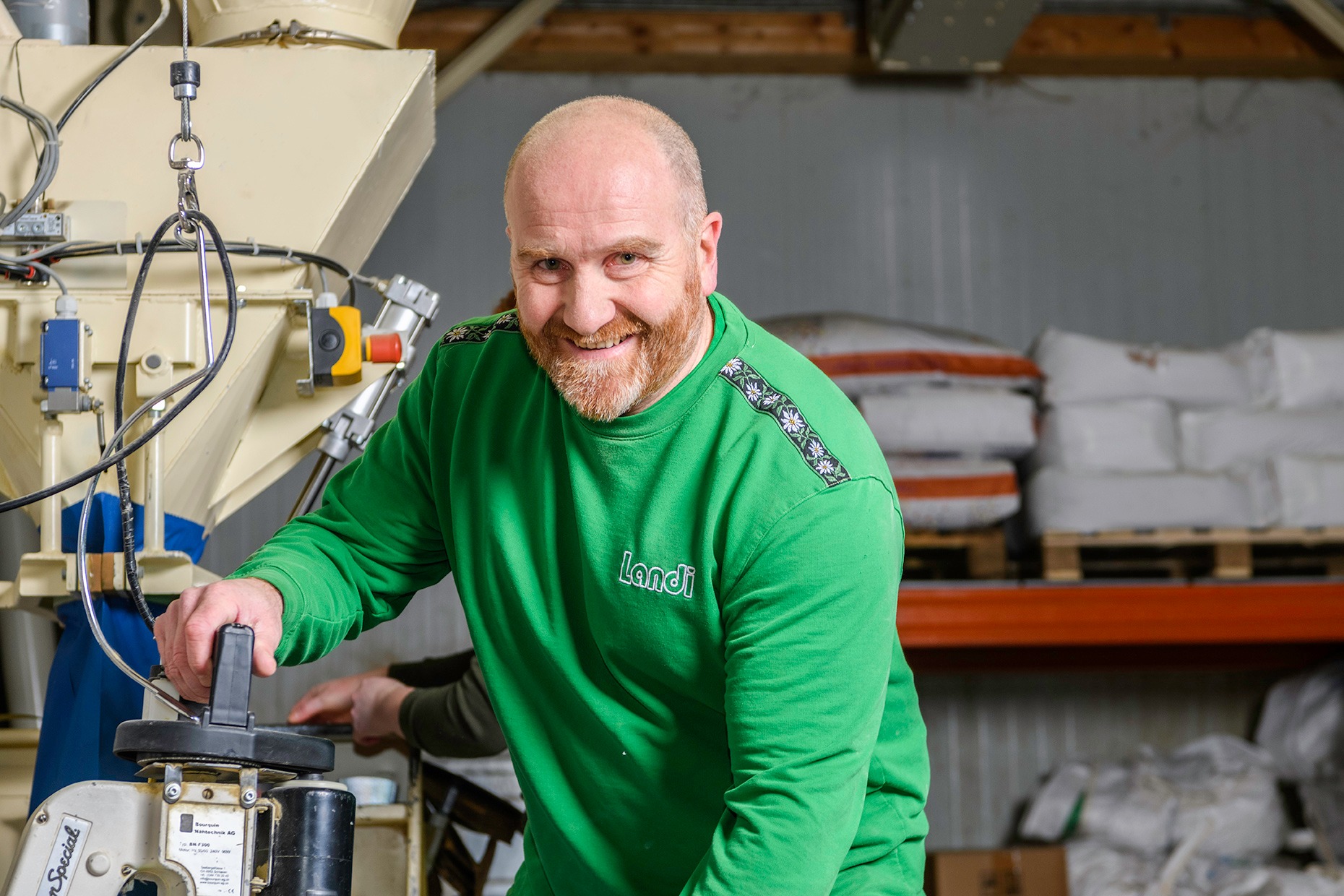 Bild - Müller näht Futtersack zu - Bildergalerie Mischfutterproduktion Landi Thun