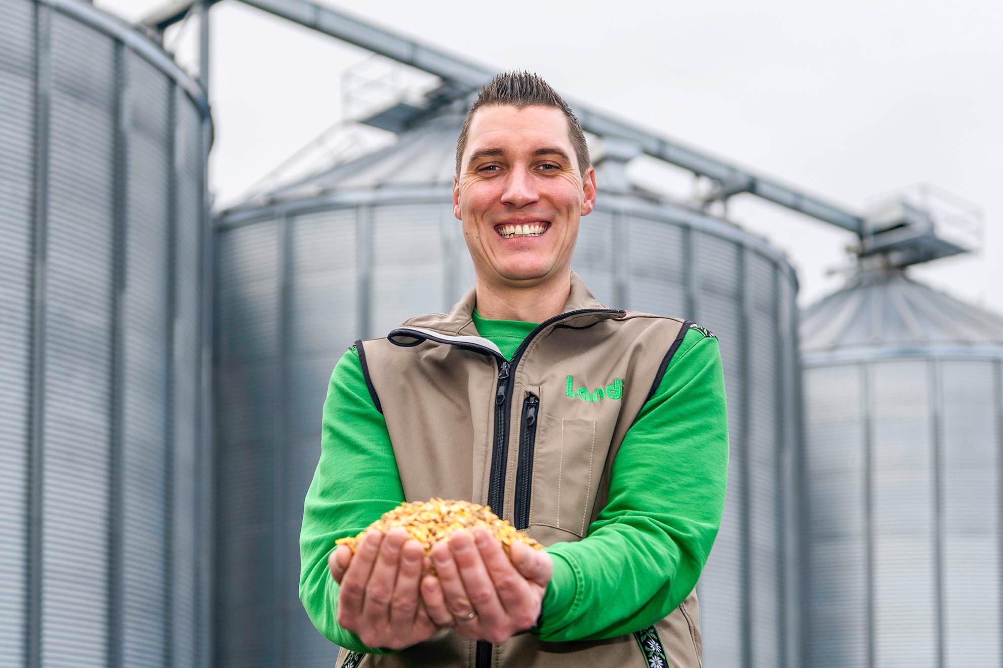 Bild - Lagermitarbeiter mit Futter in Hand - Bildergalerie Mischfutterproduktion Landi Thun