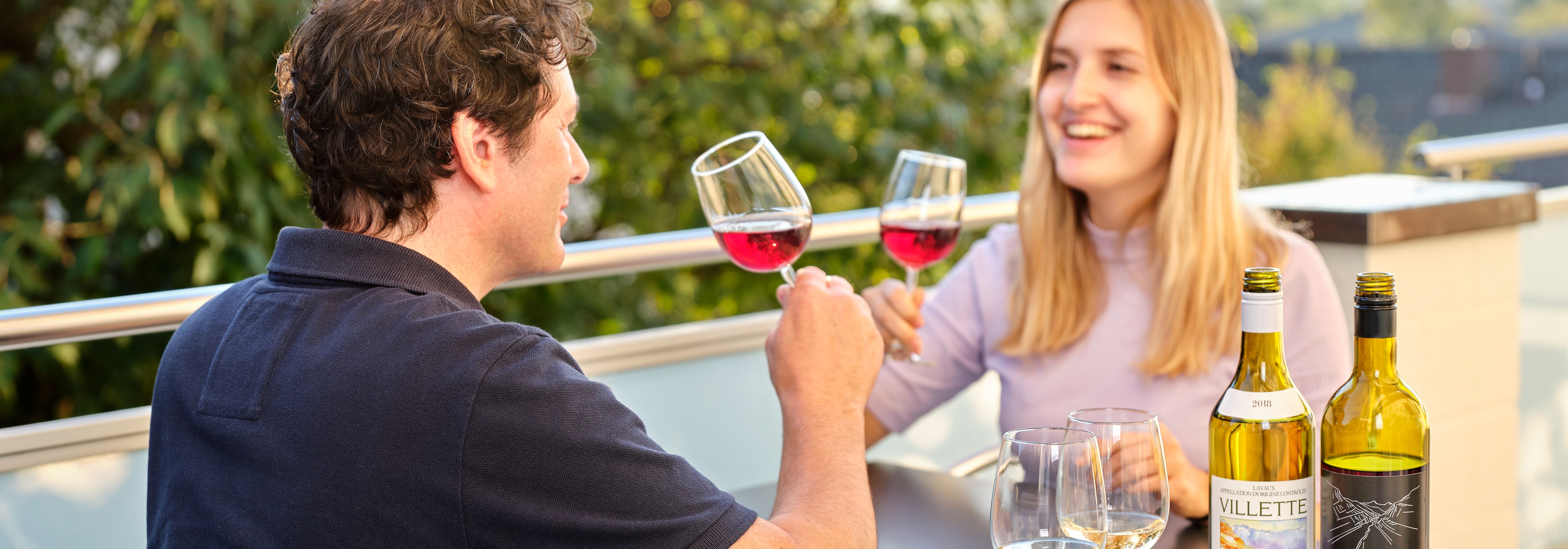 Hero, Services, Festlieferservice, Mann und Frau stossen mit Wein an