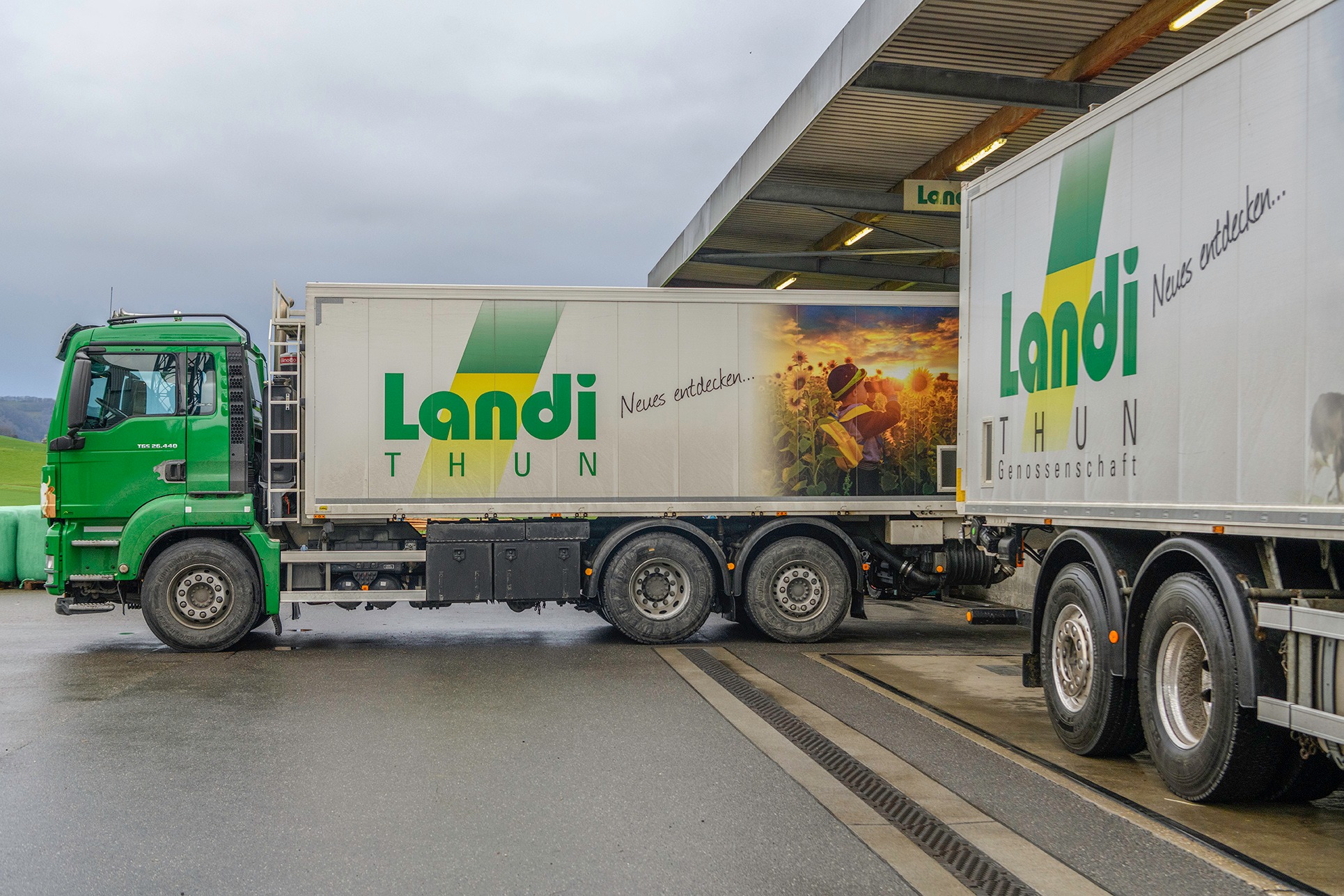 Bild - LKW stehen bereit - Bildergalerie Mischfutterproduktion Landi Thun