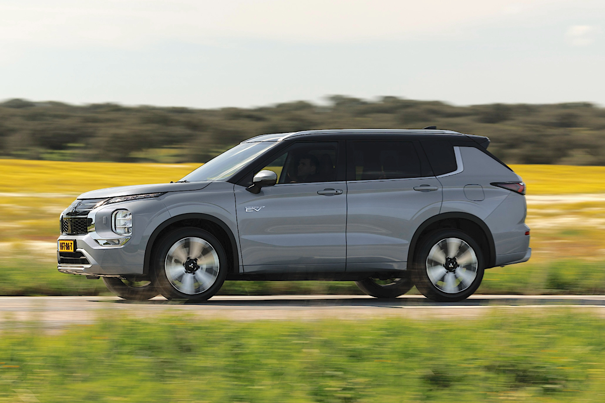 Mitsubishi Outlander PHEV 2026 side driving 2