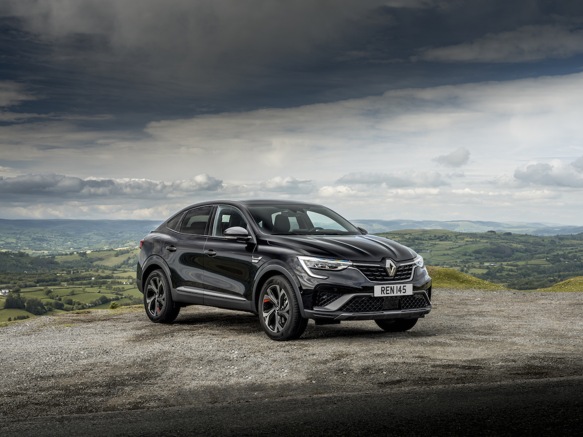 Renault Arkana front driving