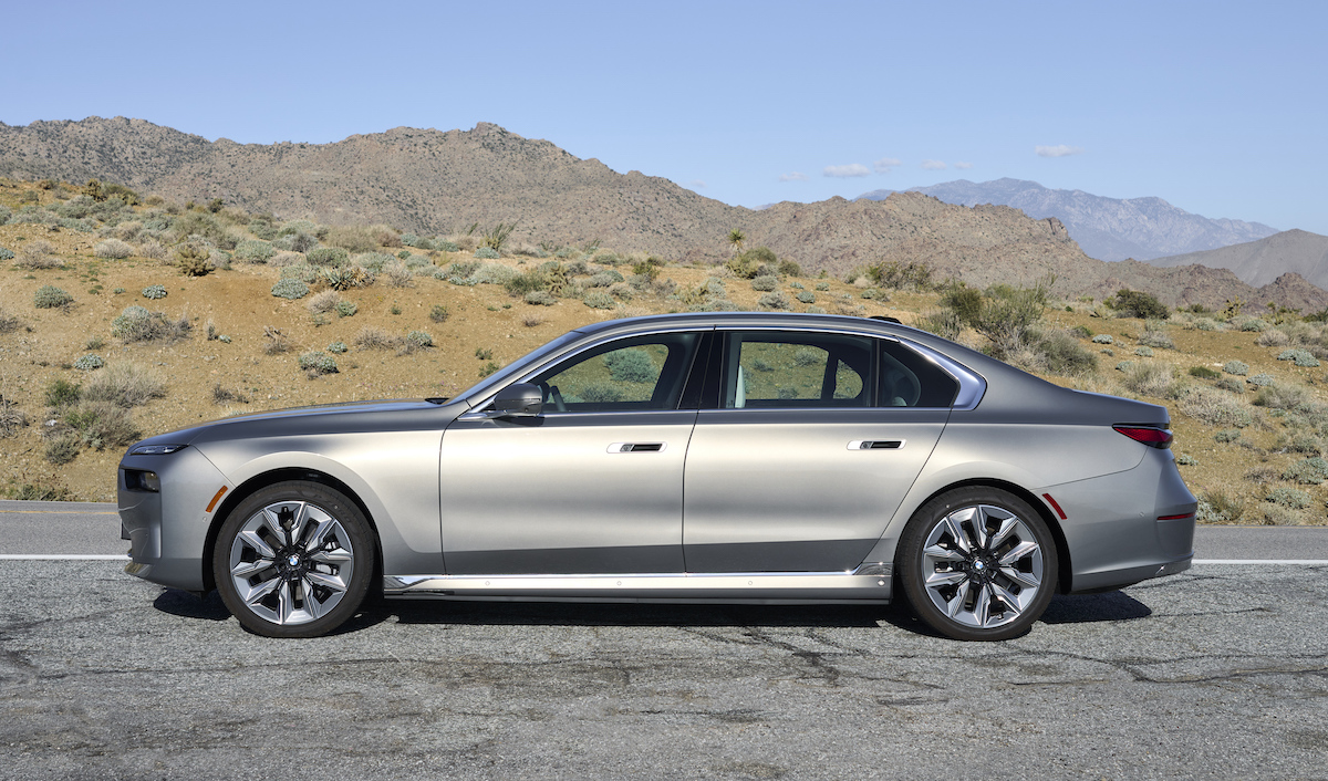 BMW i7 xDrive Oxid Grey front driving