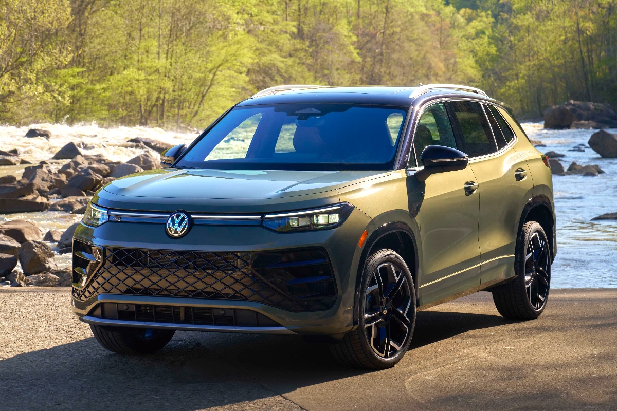 2026 Volkswagen Tiguan SEL R-Line Turbo front