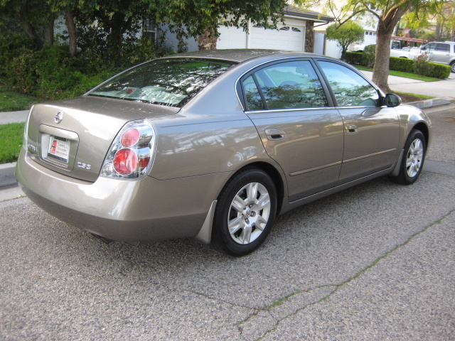 2005 Nissan Altima Test Drive Review costEffectivenessImage