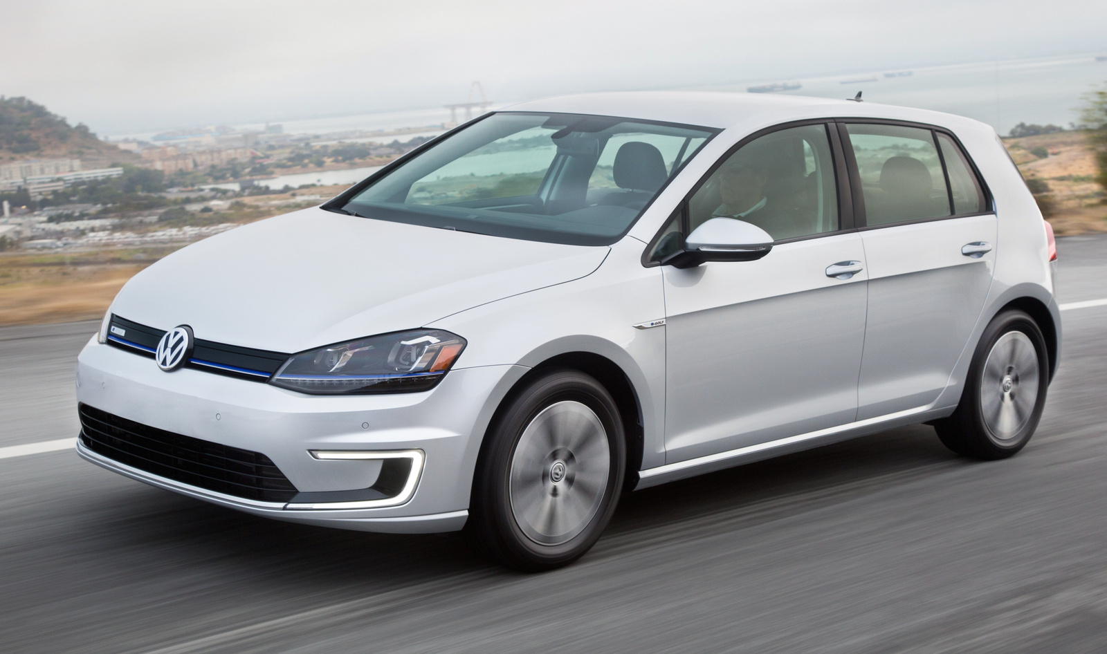 2016 Volkswagen e-Golf Test Drive Review summaryImage