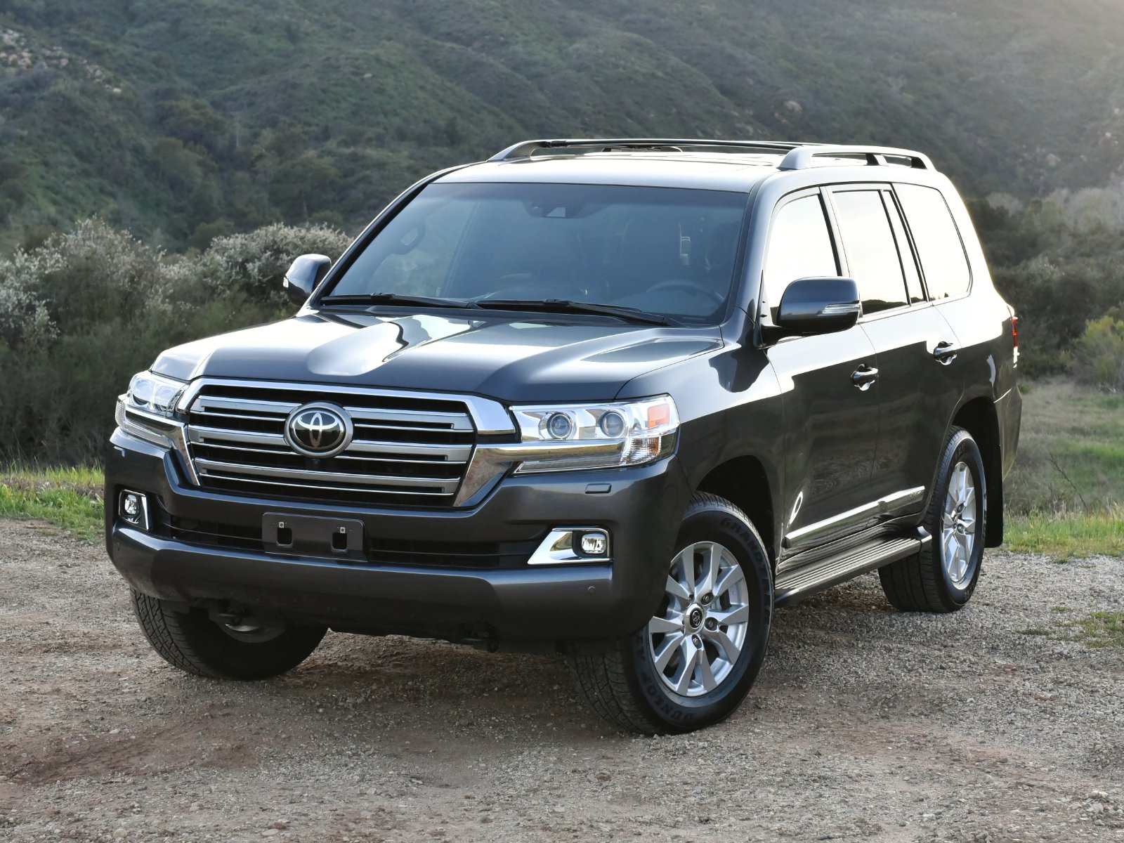 Toyota Land Cruiser V8 Review; Specifications & Pricing