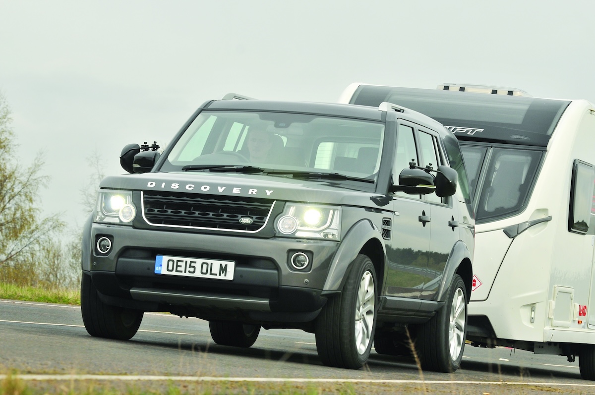 Land Rover Discovery 4 towing caravan
