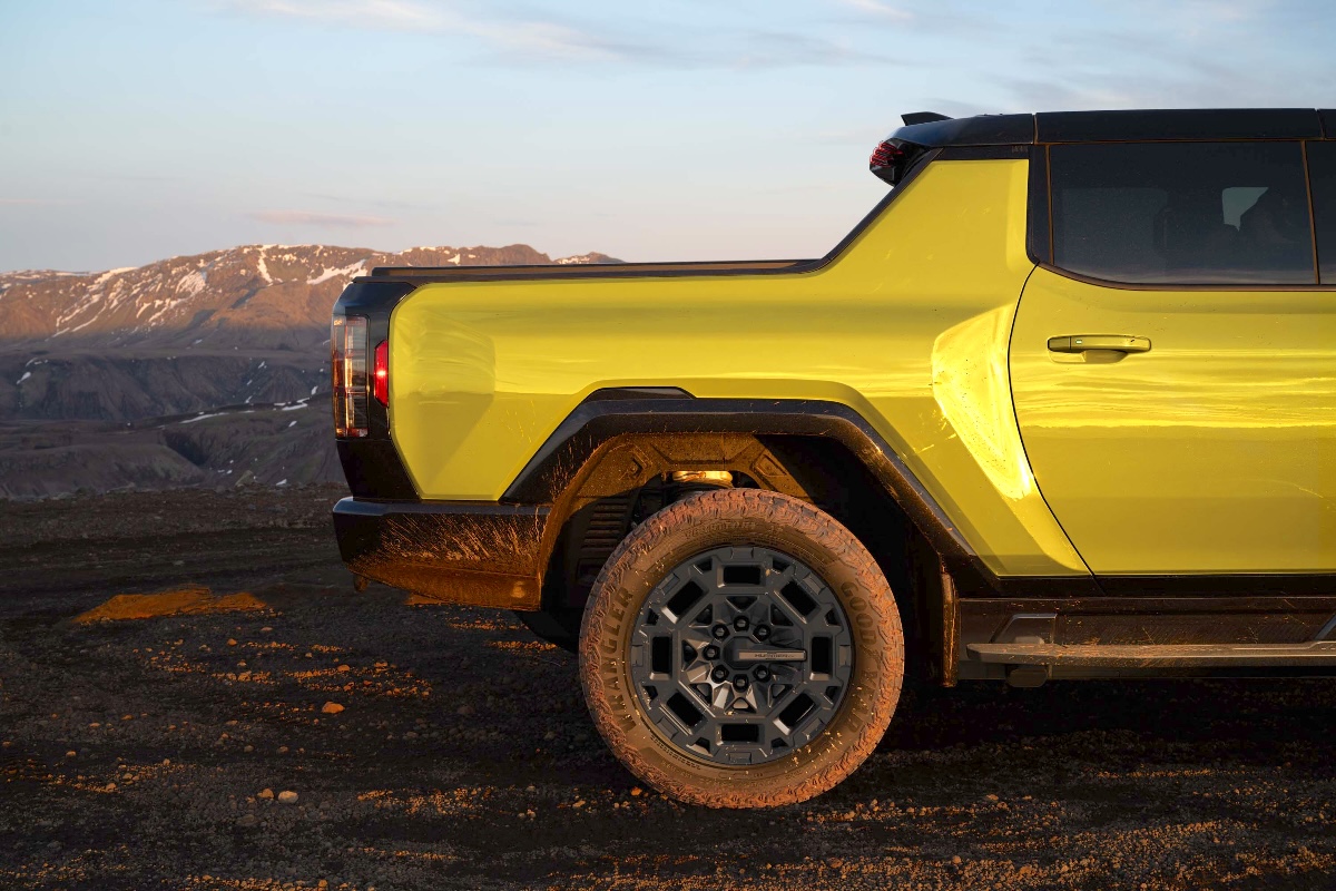 2027 GMC Hummer EV ICON 25 profile