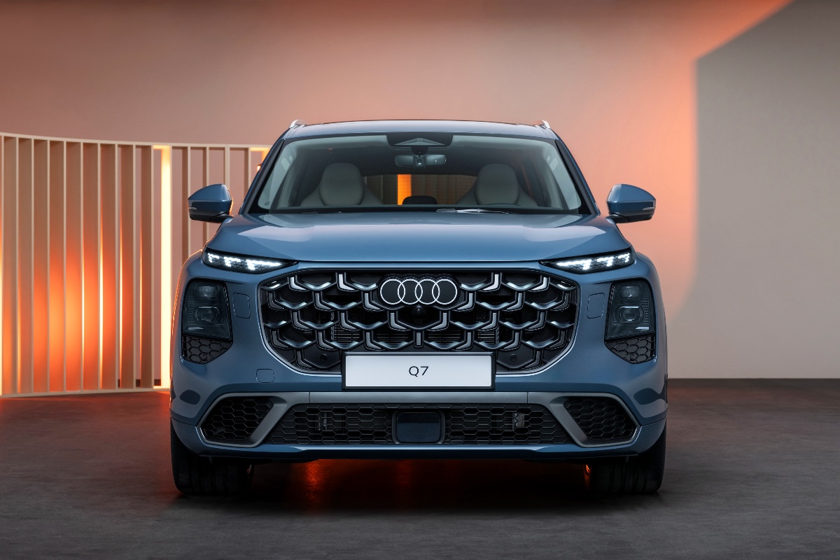 Audi Q7 2026 front studio