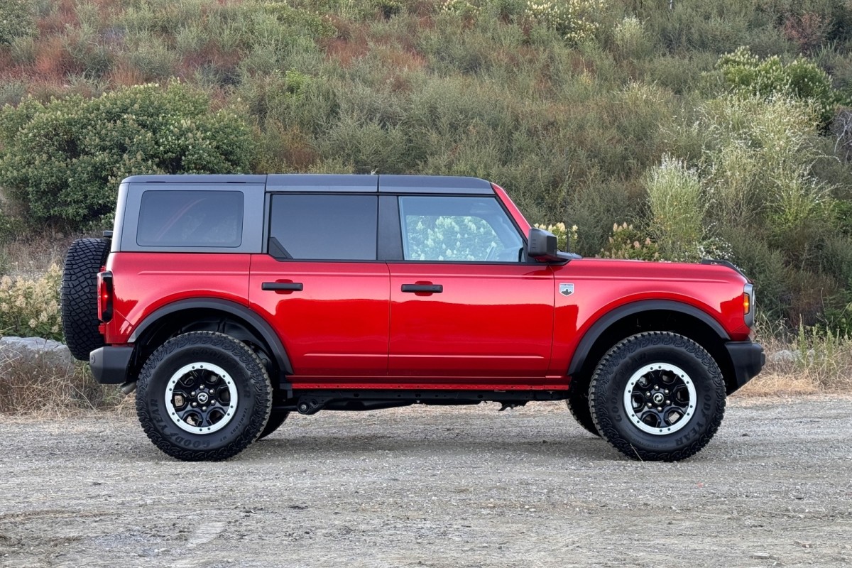 Photo by Christian Wardlaw. 2024 Ford Bronco profile view.