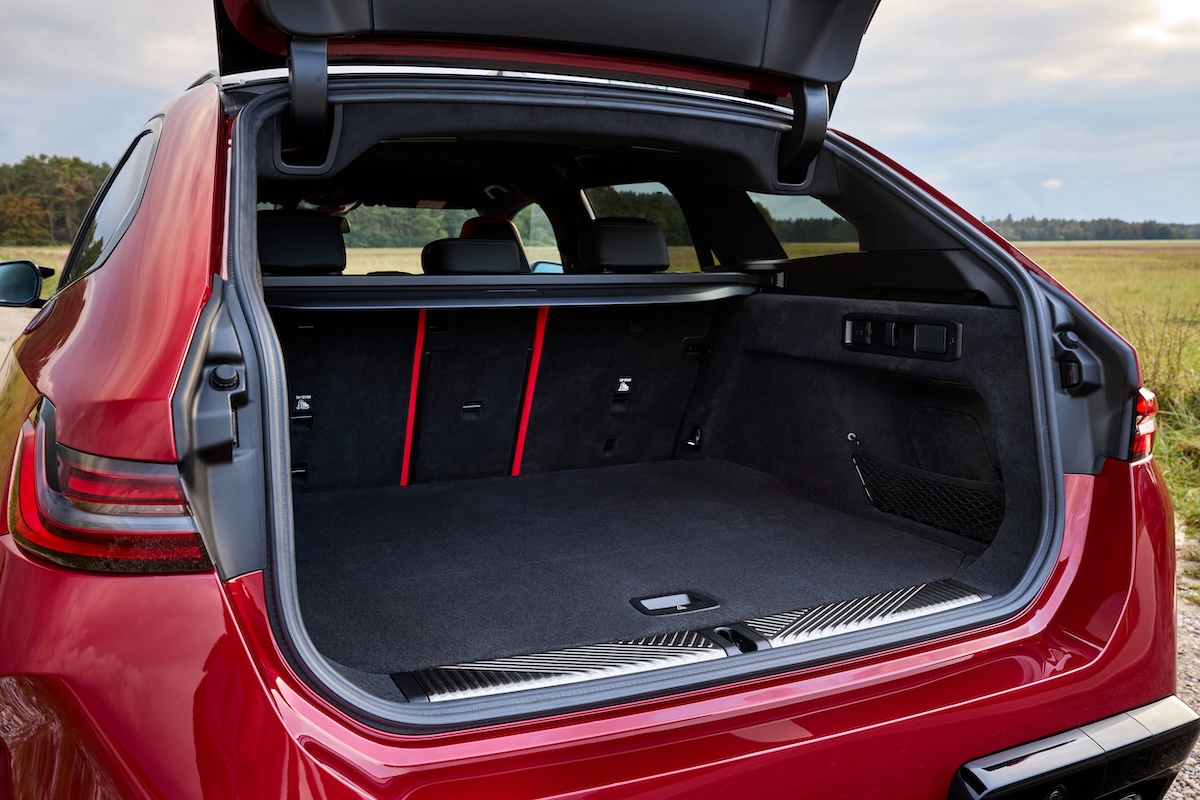 BMW M5 Touring 2025 red boot