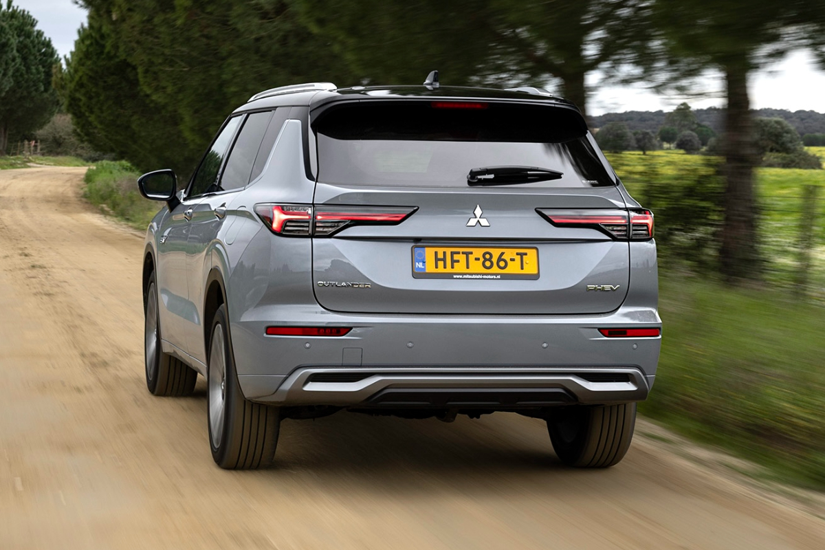 Mitsubishi Outlander PHEV 2026 rear driving
