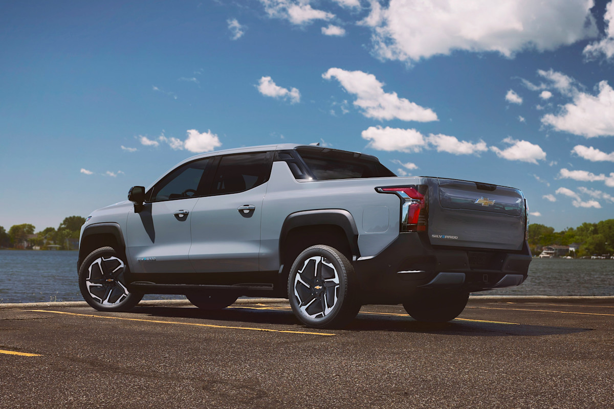 2025 Chevrolet Silverado EV preview photo