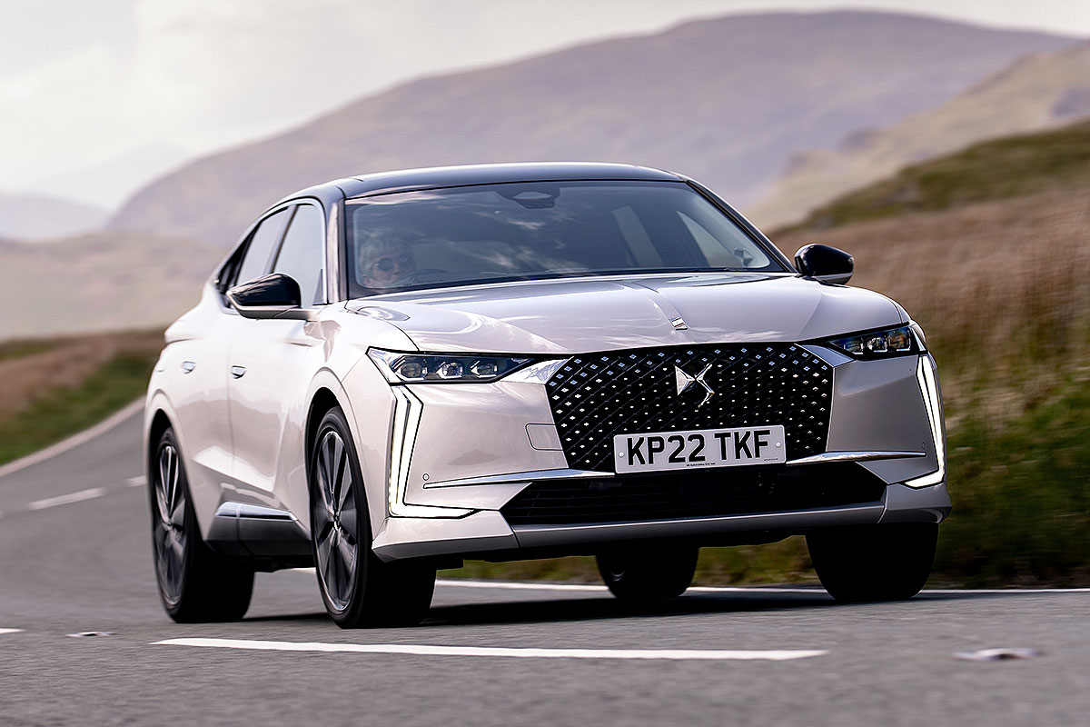 2025 DS 4 silver front driving