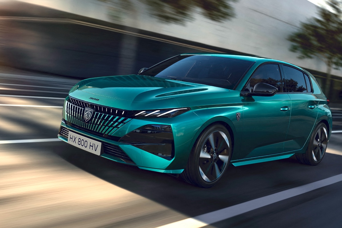 2025 Peugeot 308 front driving 1