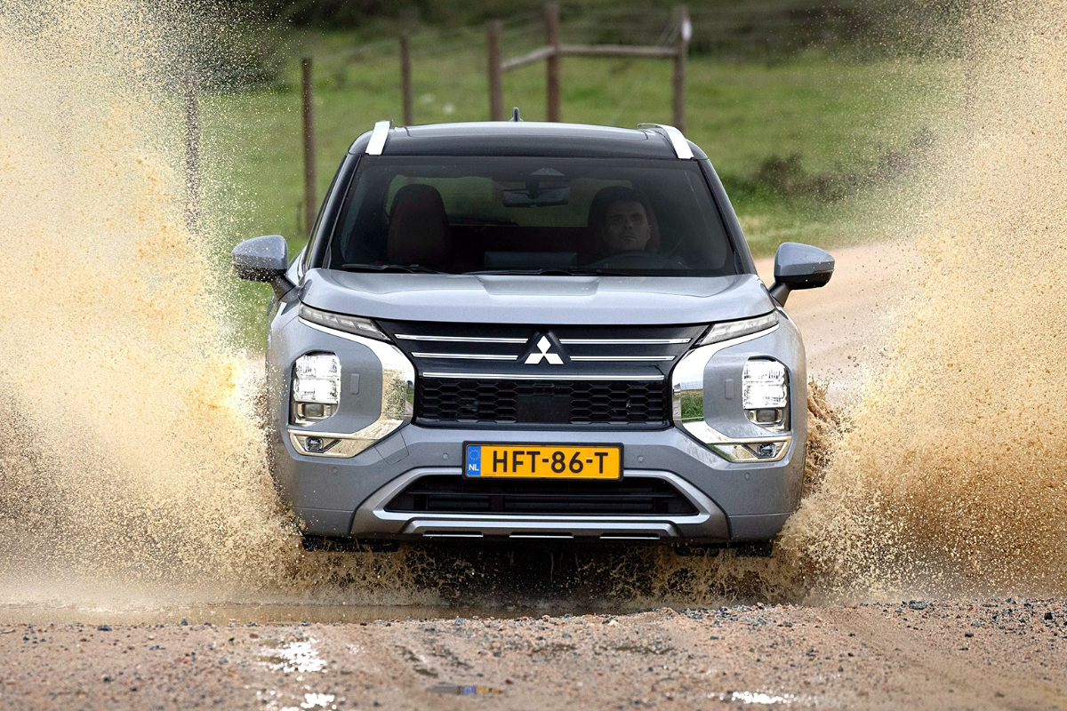 Mitsubishi Outlander 2026 driving splash