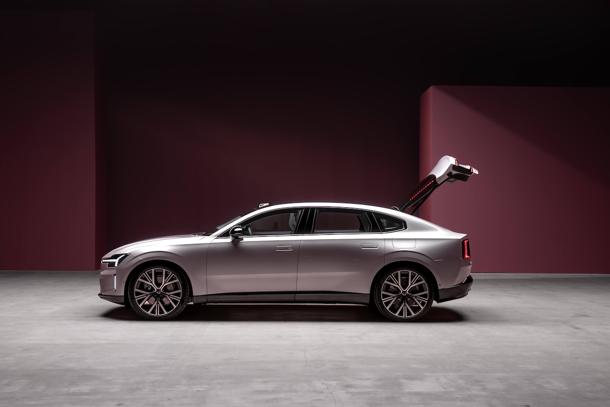Volvo ES90 boot up